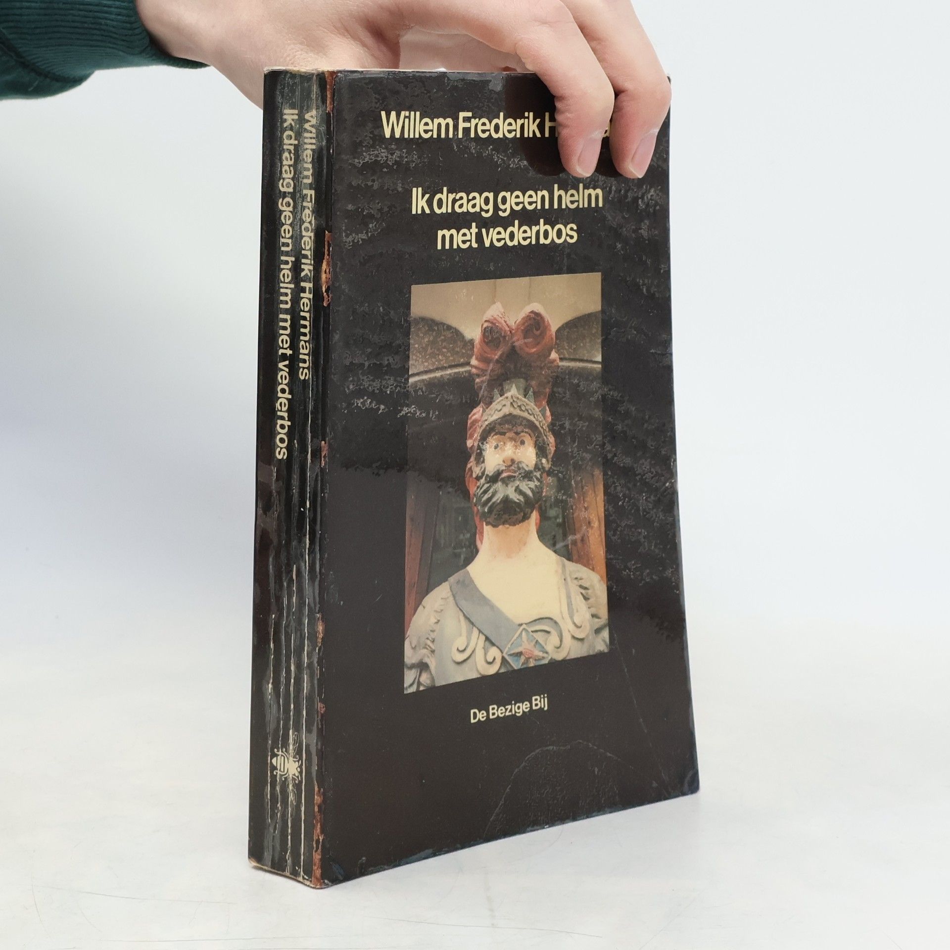 Ik draag geen helm met vederbos