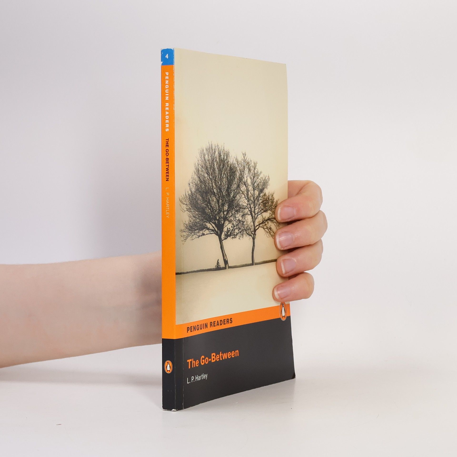 Roland John The go-between : level 4