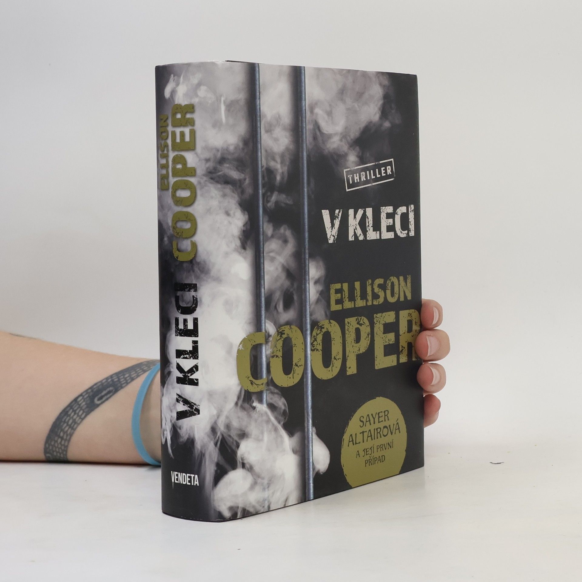 Ellison Cooper V kleci