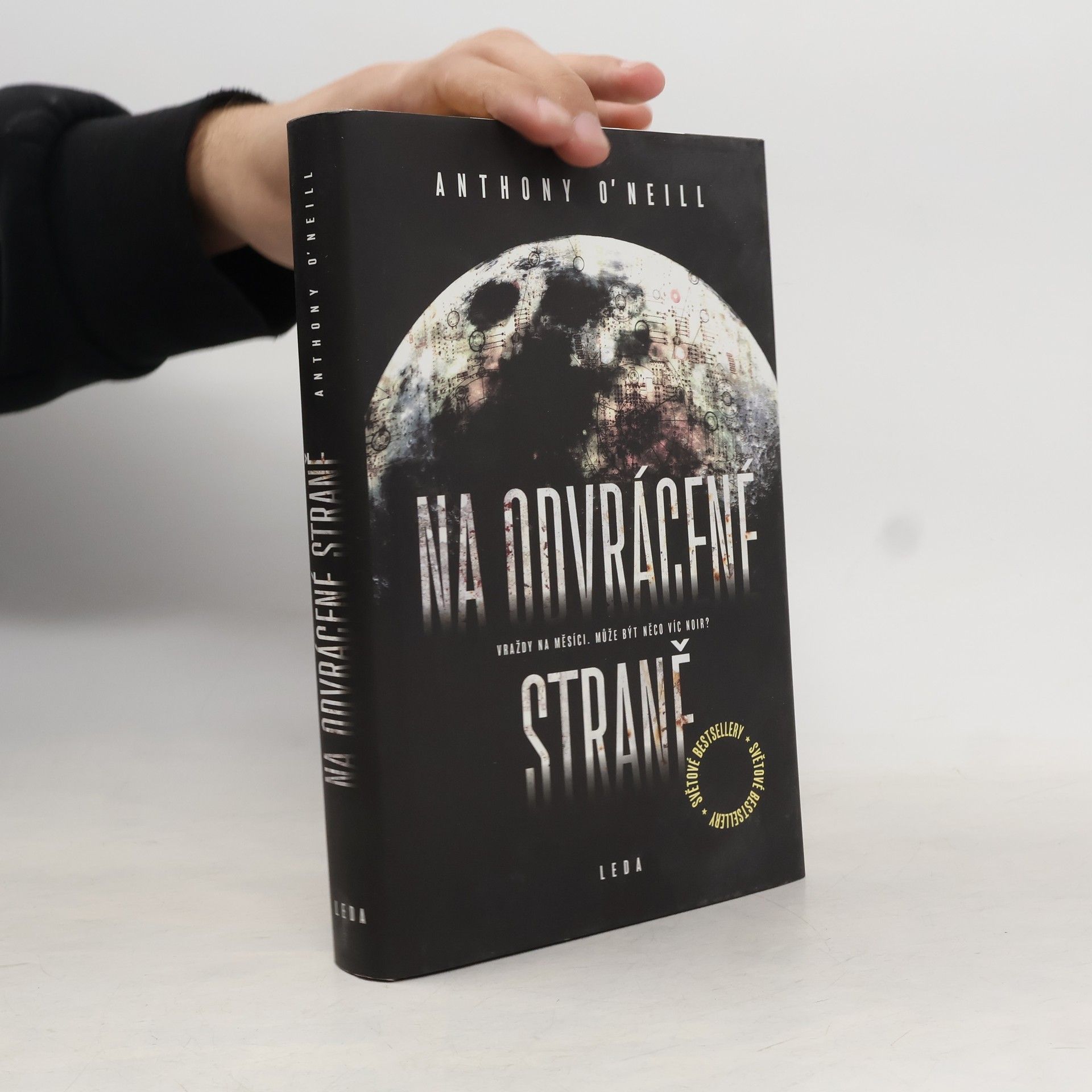 Anthony O'Neill Na odvrácené straně