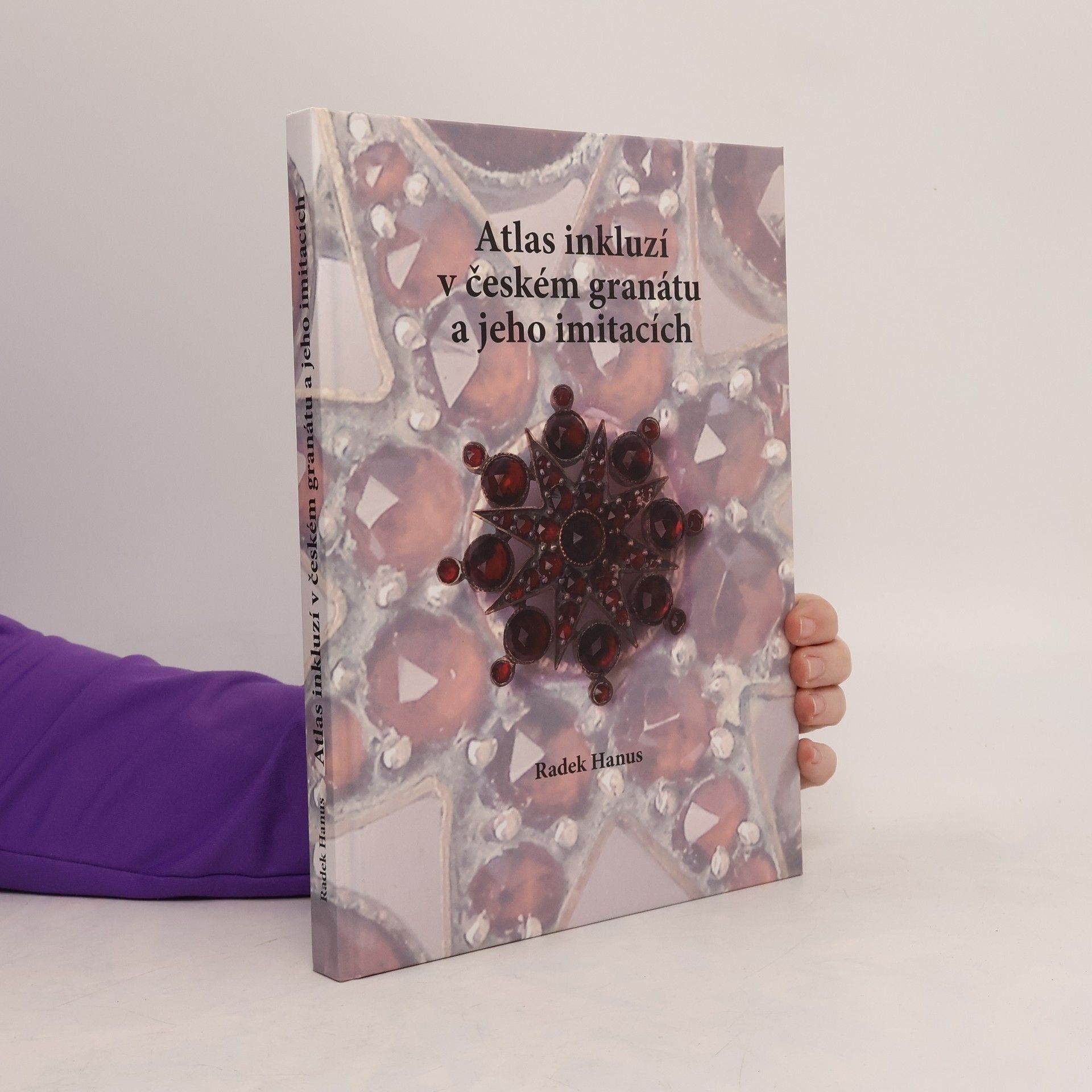 Atlas inkluzí v českém granátu a jeho imitacích