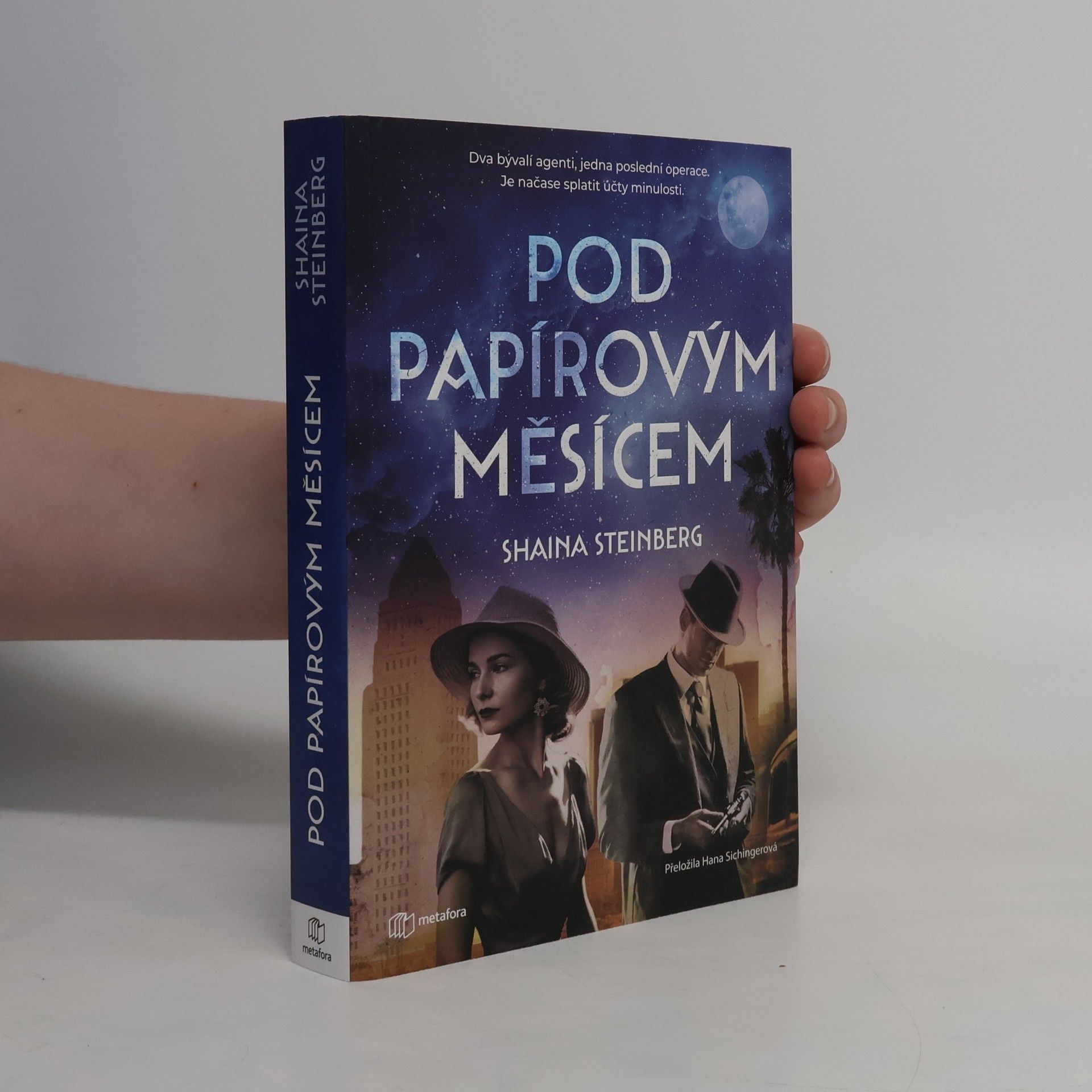 Pod papírovým měsícem