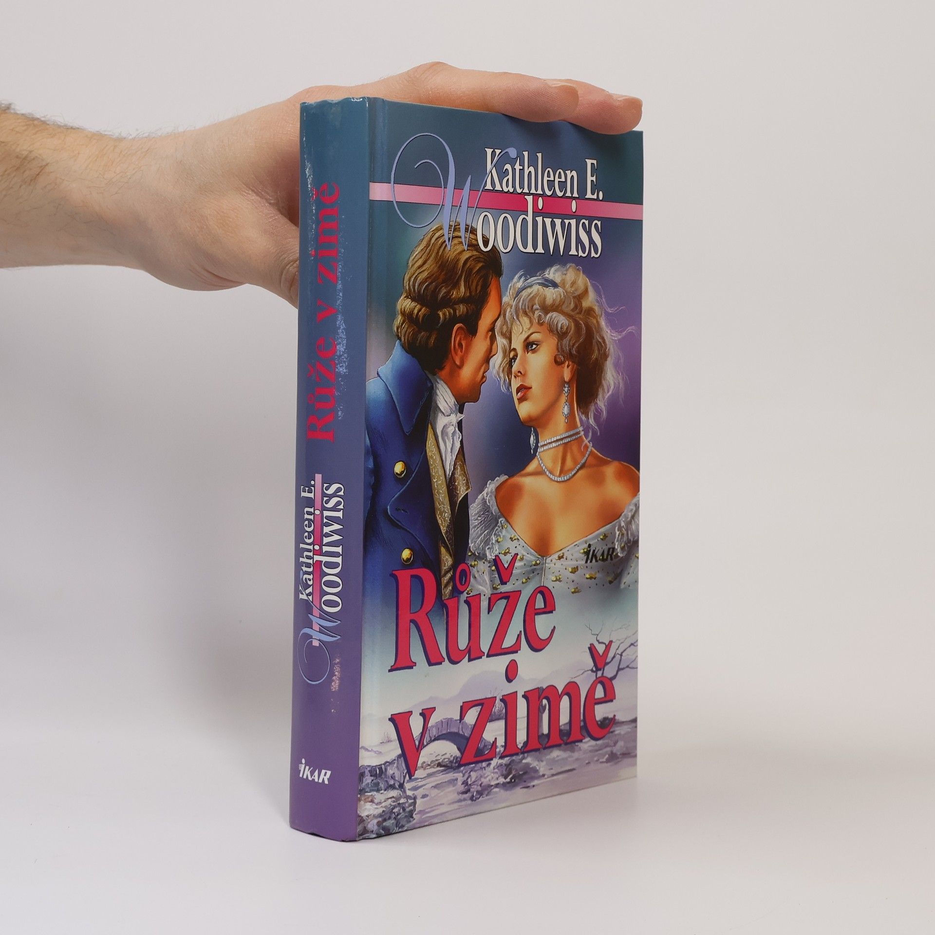 Kathleen E. Woodiwiss Růže v zimě