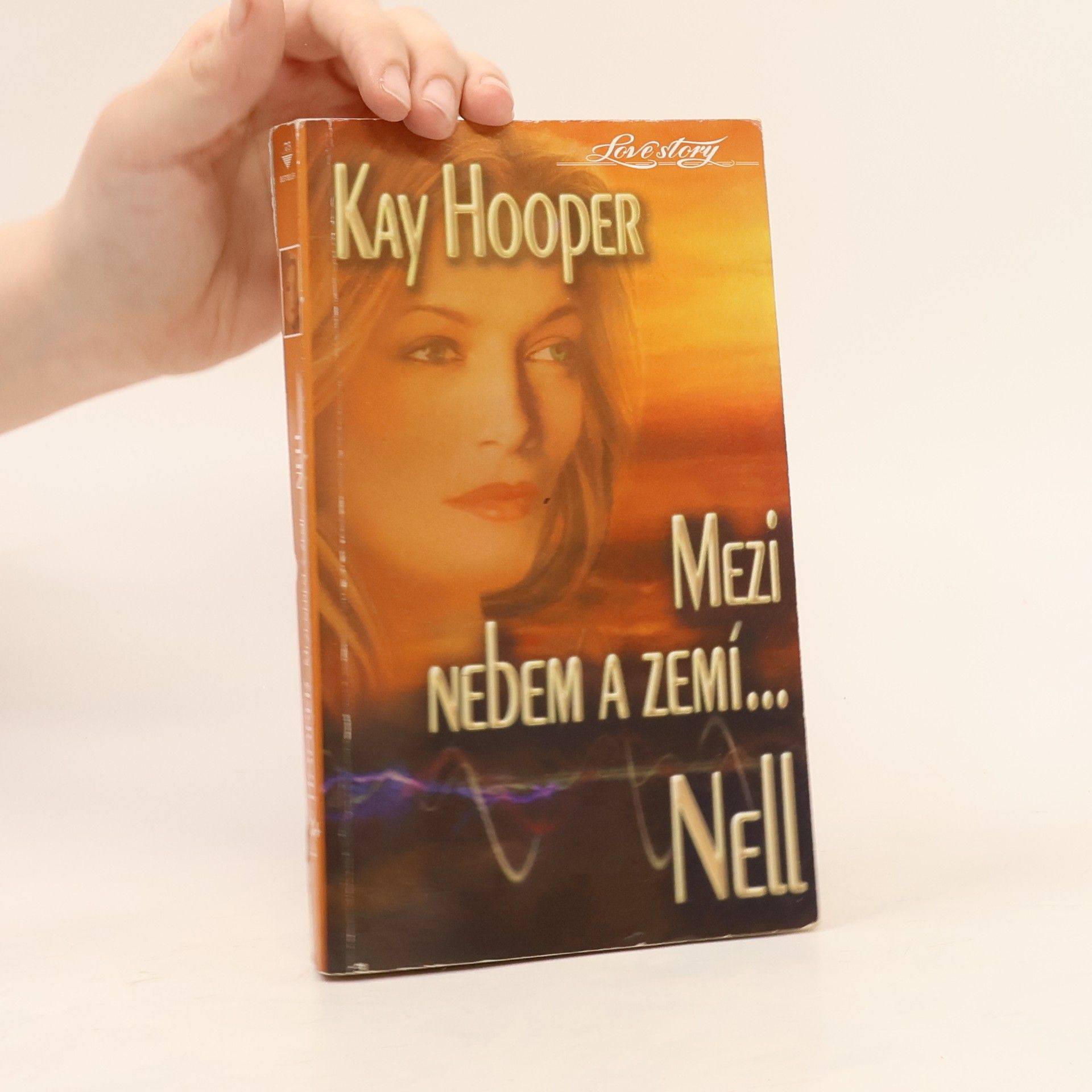 Kay Hooper Mezi nebem a zemí - Nell