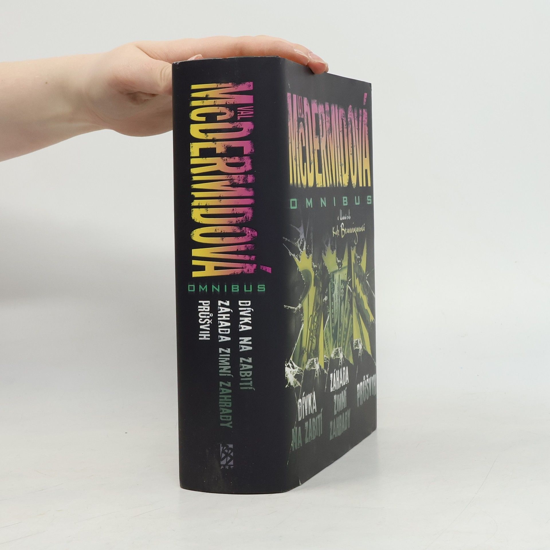 Val McDermid Dívka na zabití, Záhada zimní zahrady, Průšvih