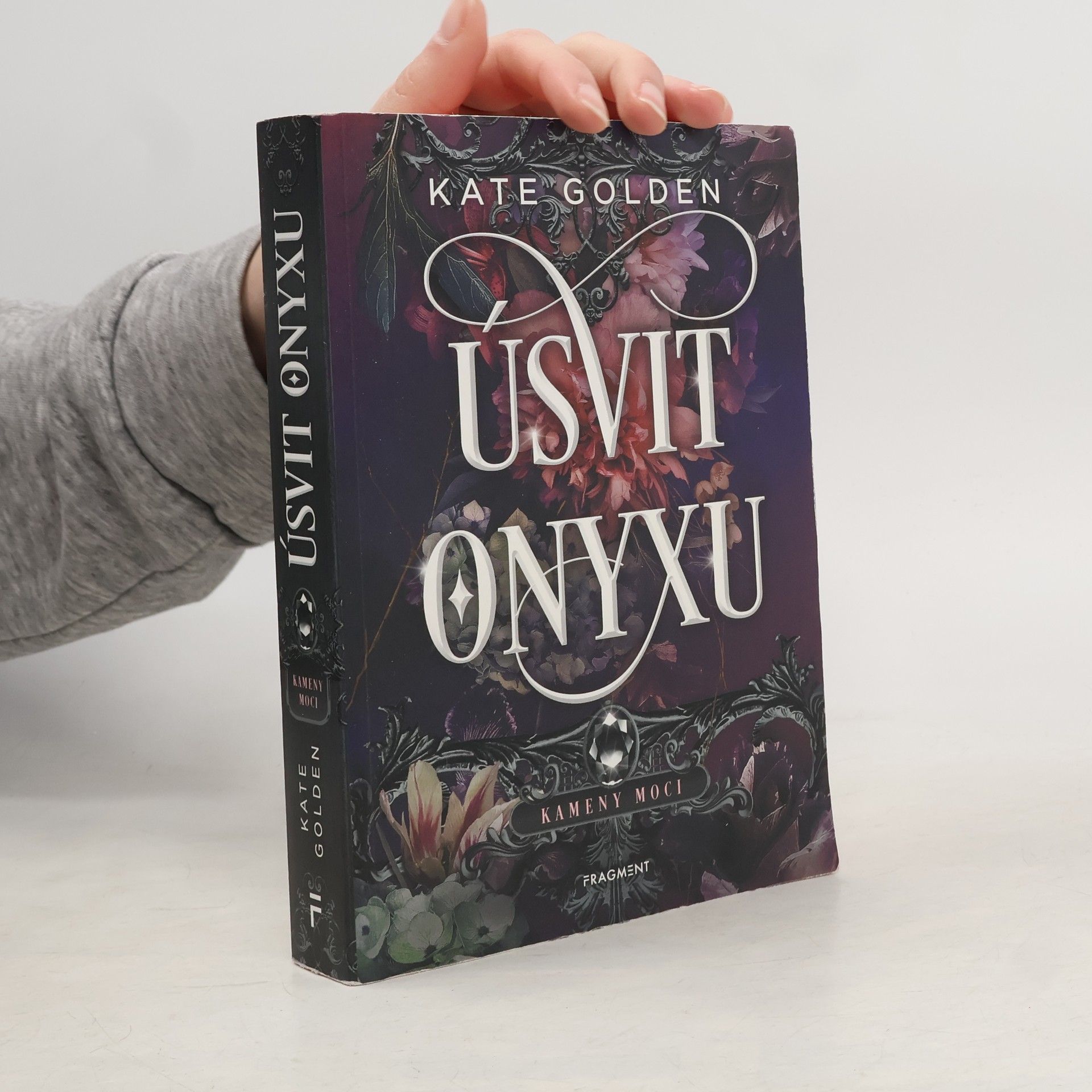 Kate Golden Kameny moci. Úsvit Onyxu