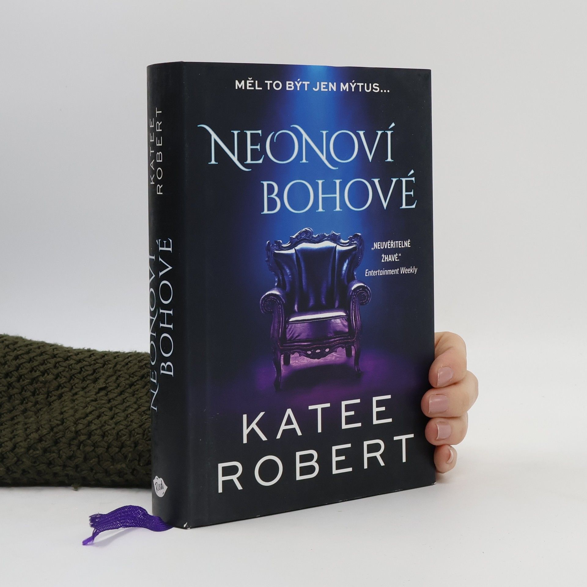 Katee Robert Neonoví bohové