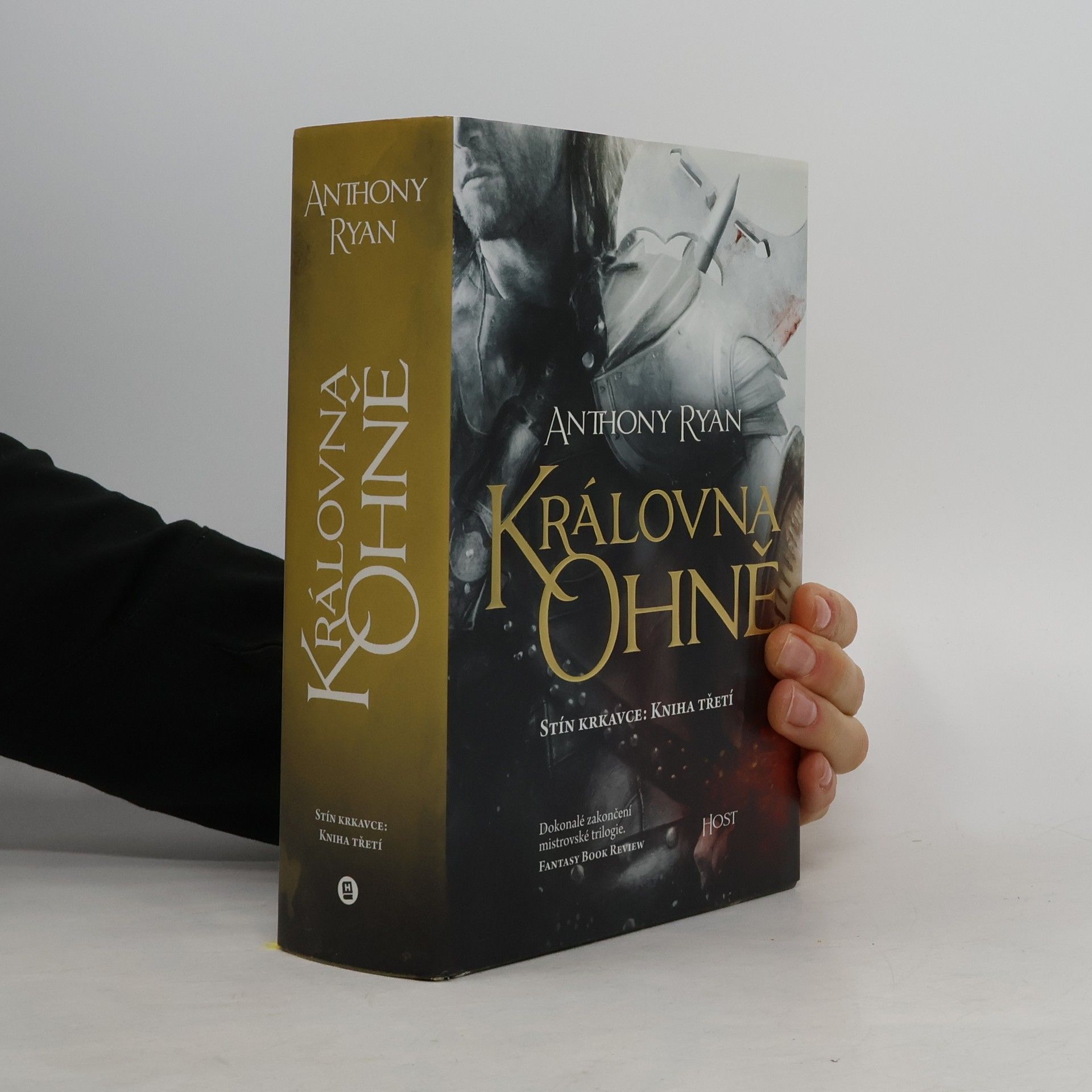 Anthony Ryan Královna ohně : stín krkavce. Kniha třetí