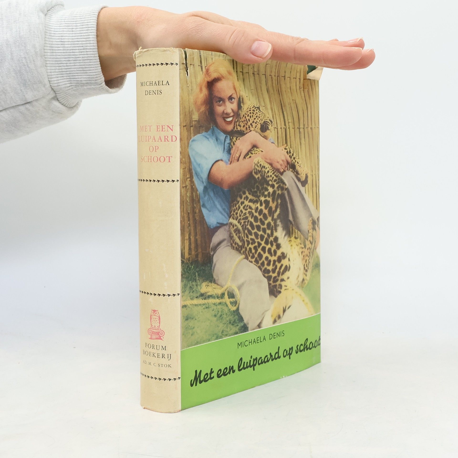 Michaela Denis Met een luipaard op schoot