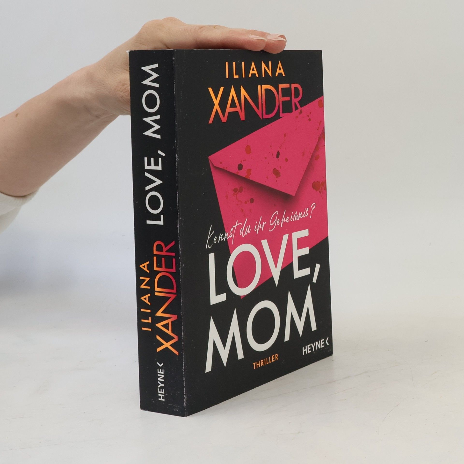 Iliana Xander Love, Mom