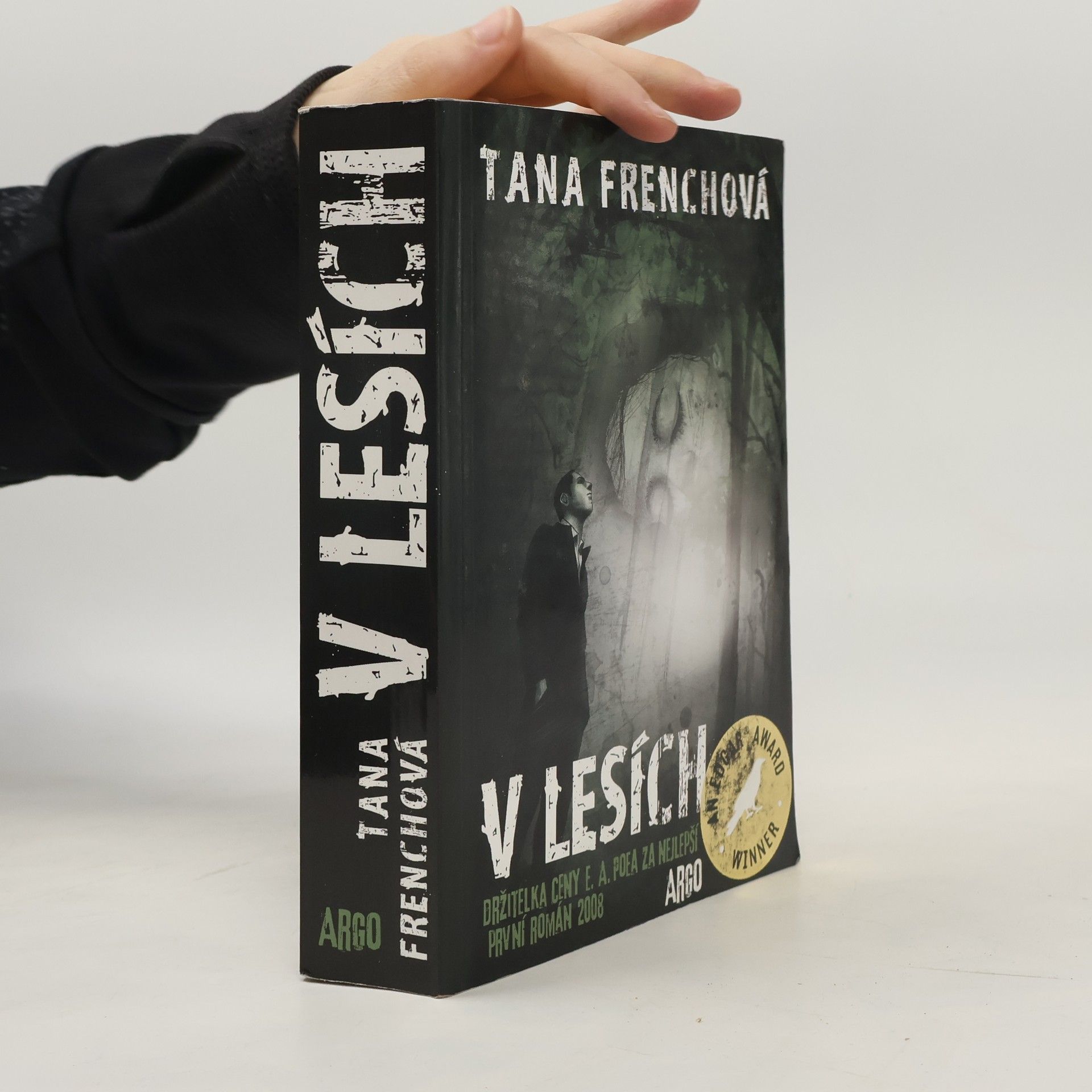 Tana French V lesích