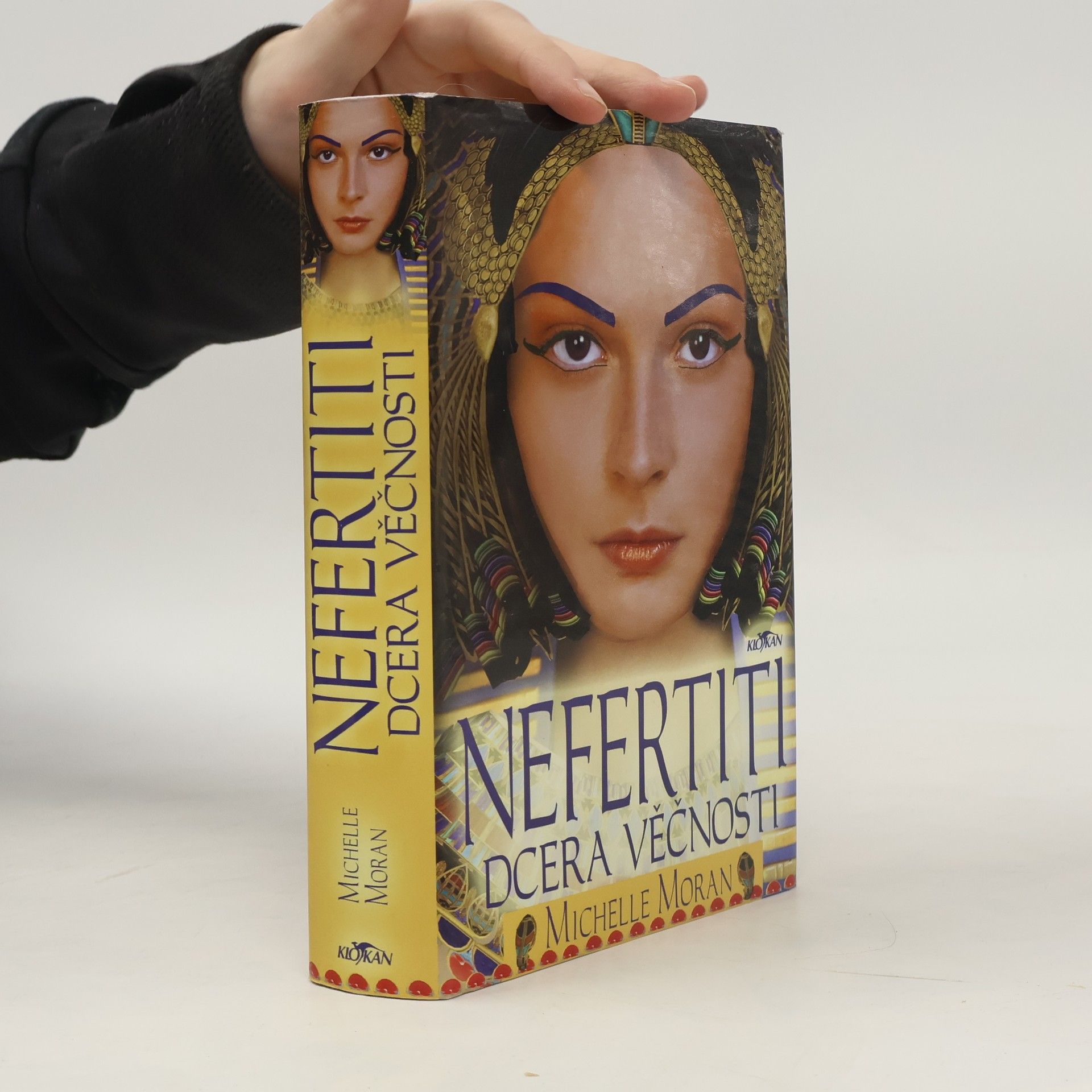 Nefertiti : dcera věčnosti