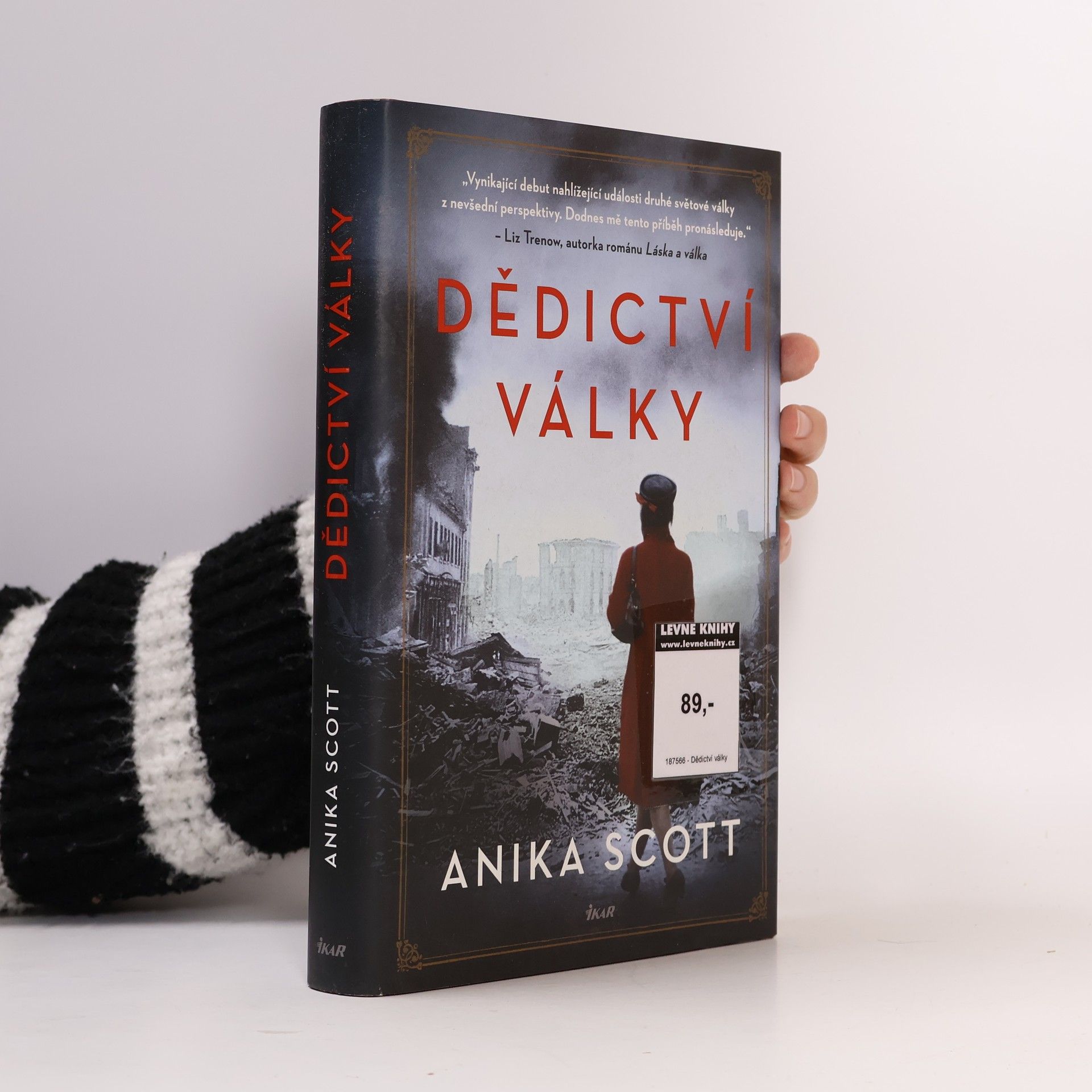Anika Scott Dědictví války