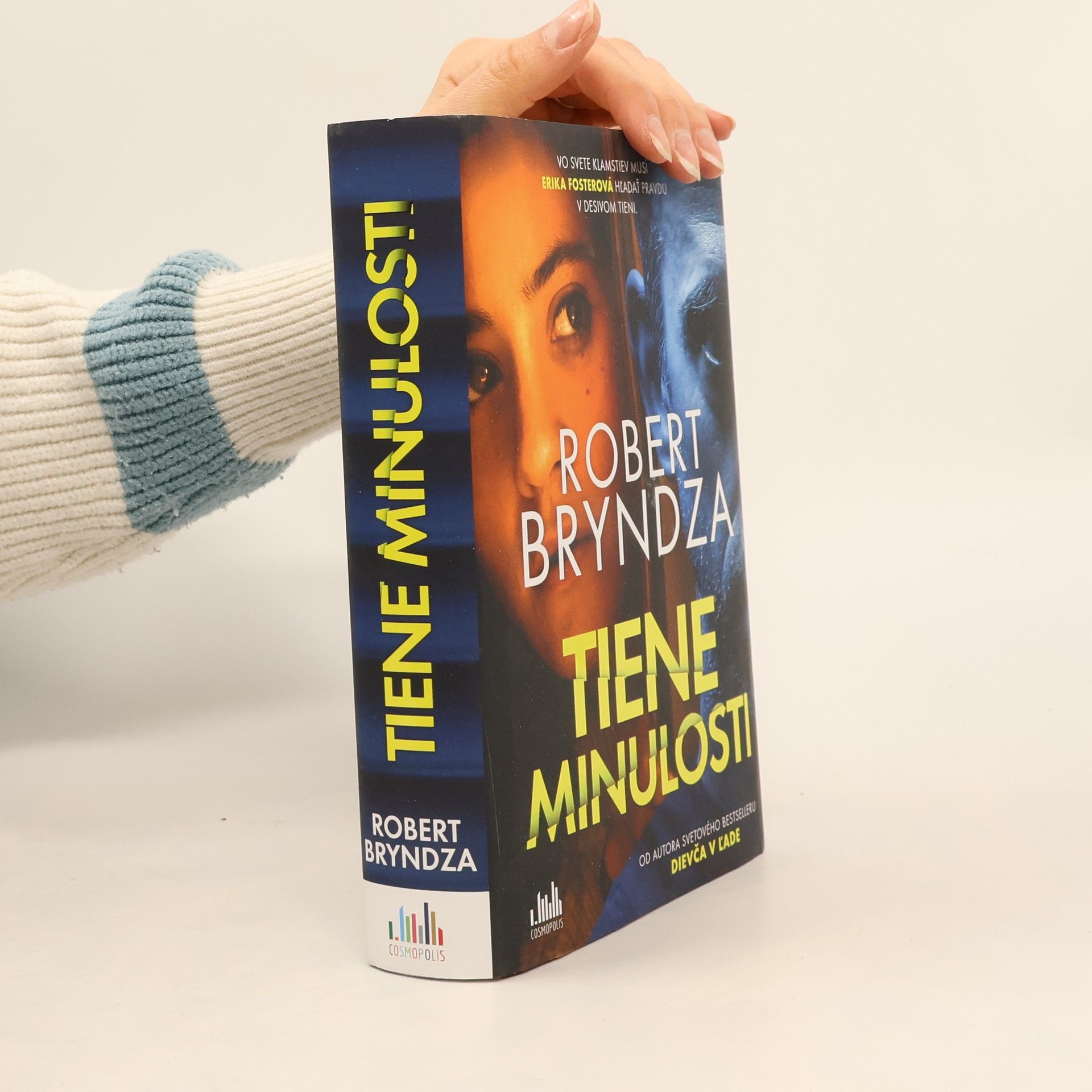 Robert Bryndza Tiene minulosti