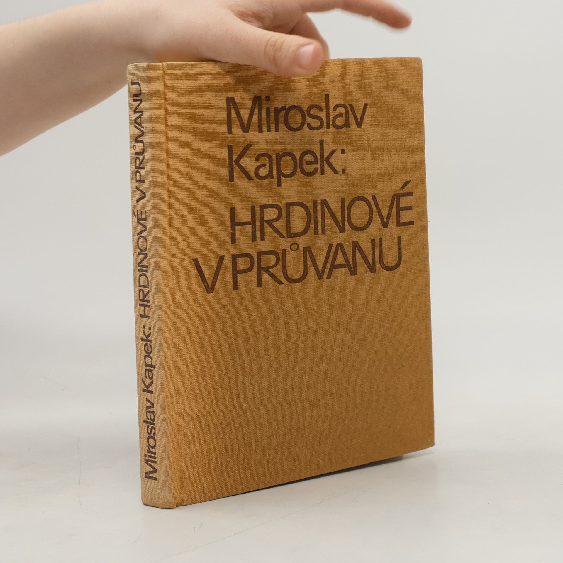 Miroslav Kapek Hrdinové v průvanu