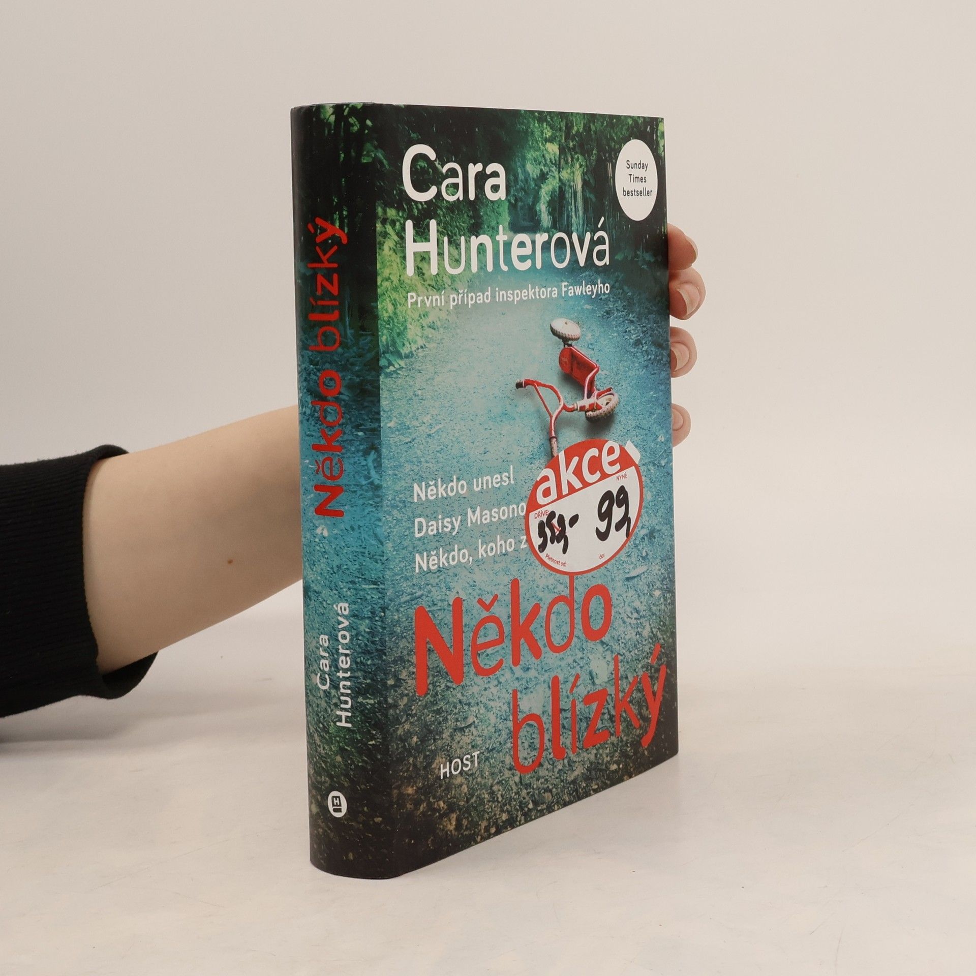 Cara Hunter Někdo blízký. První případ inspektora Fawleyho