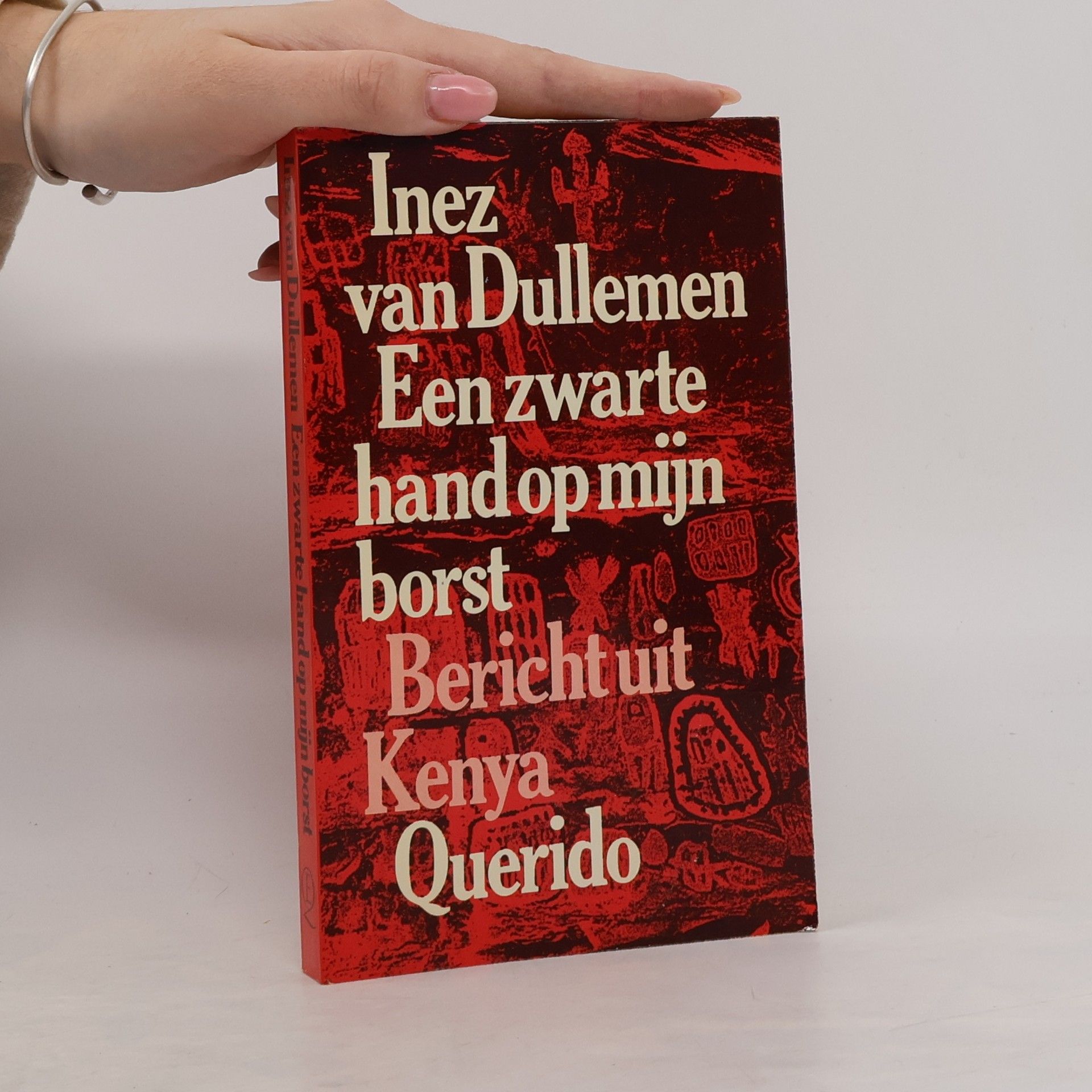 Een zwarte hand op mijn borst