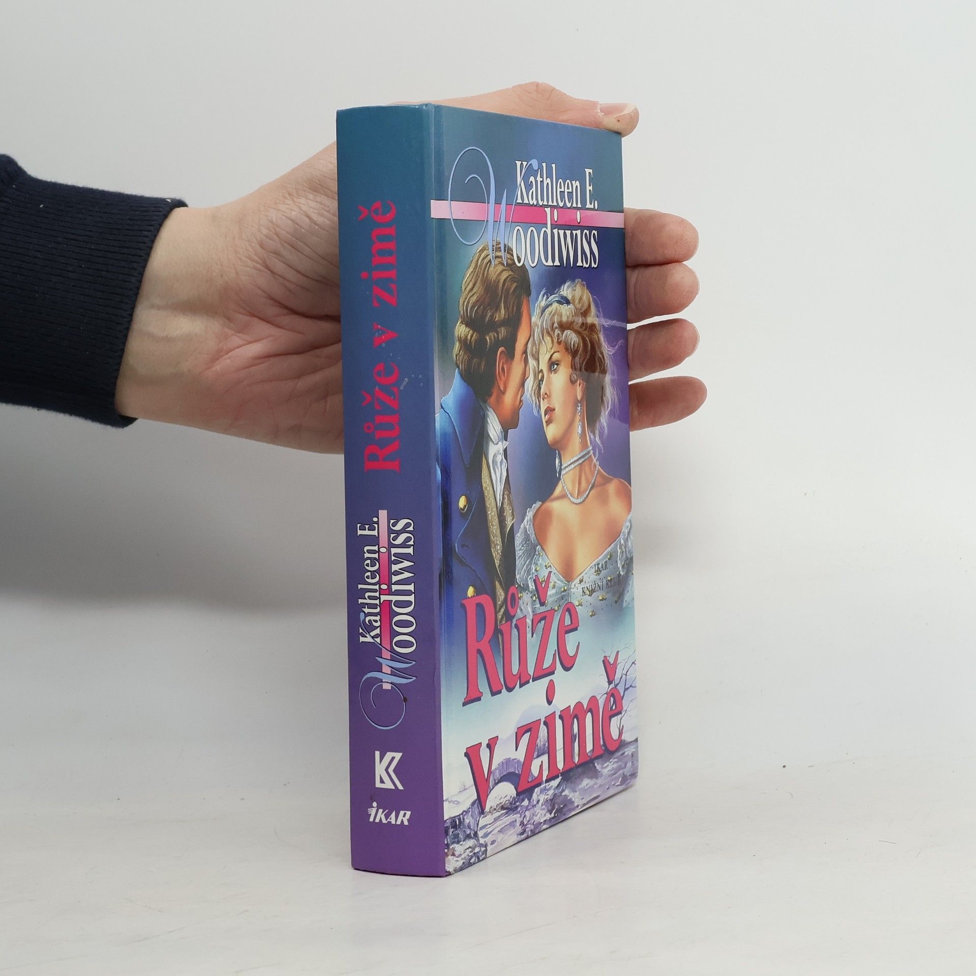 Kathleen E. Woodiwiss Růže v zimě