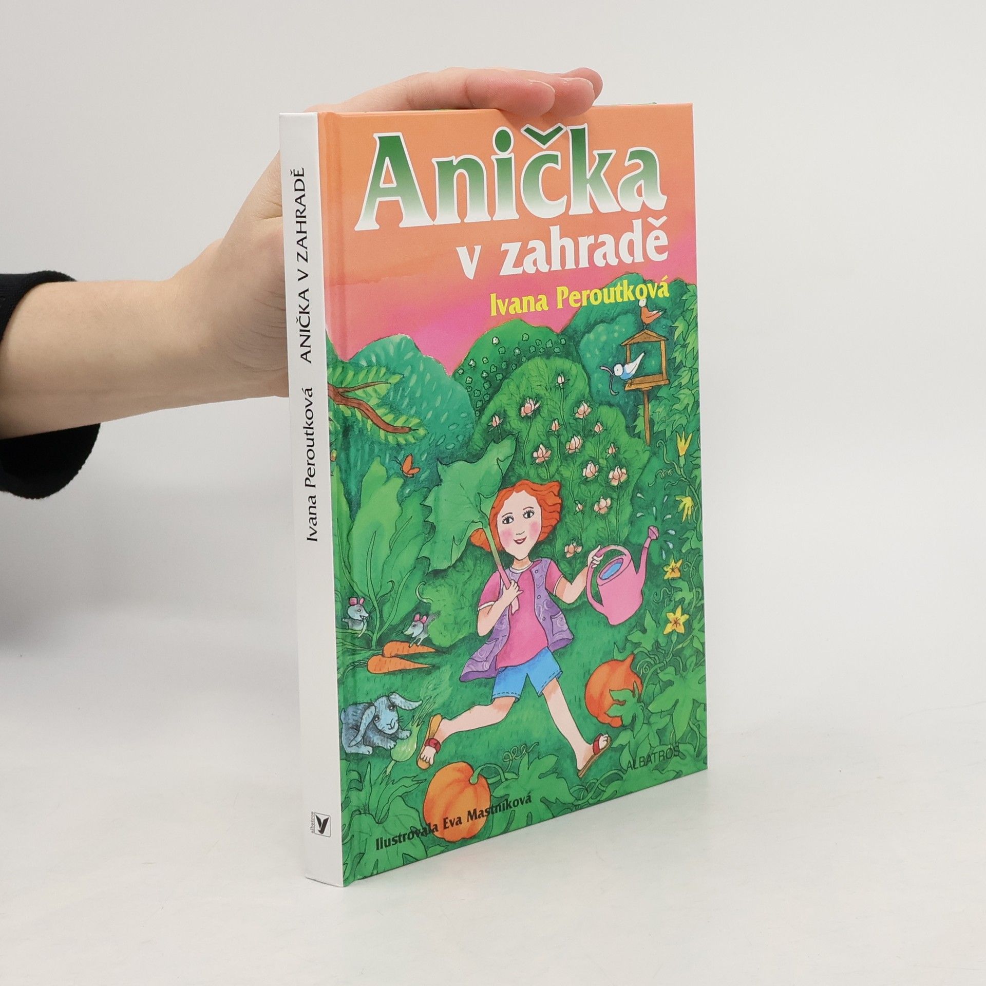 Peroutková Ivana Anička v zahradě