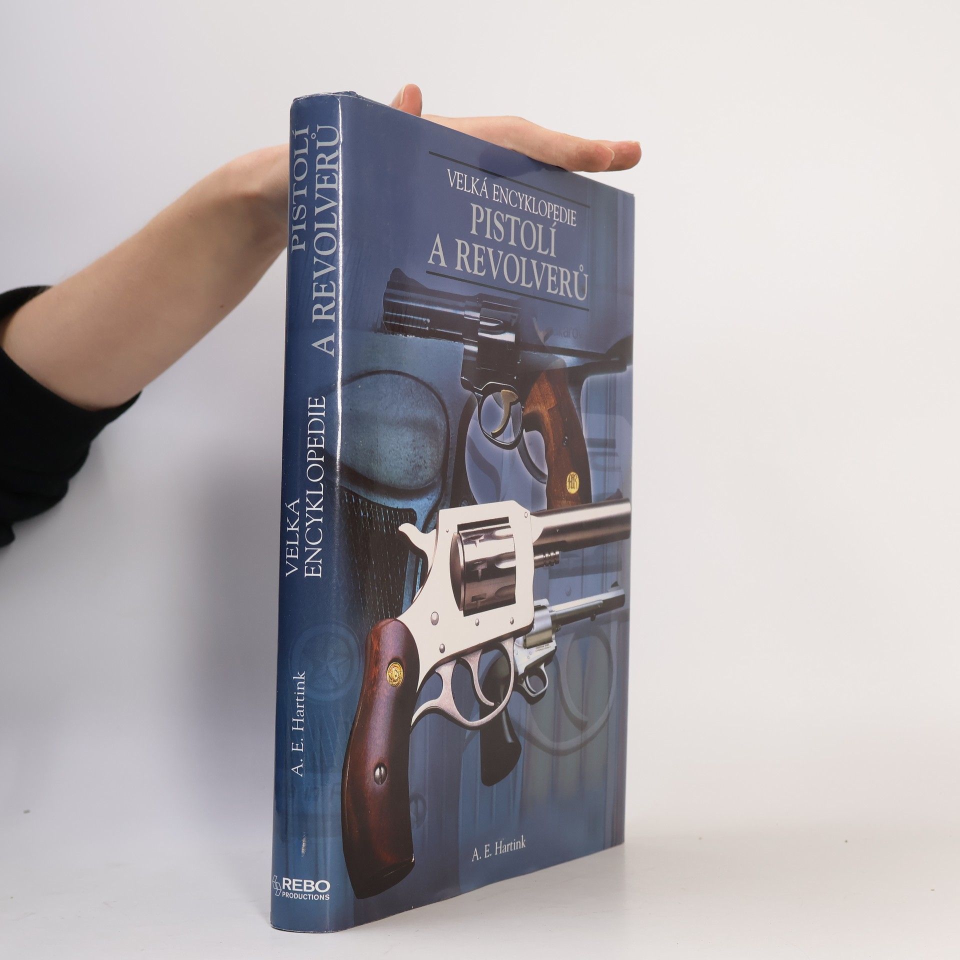 A. E. Hartink Velká encyklopedie pistolí a revolverů