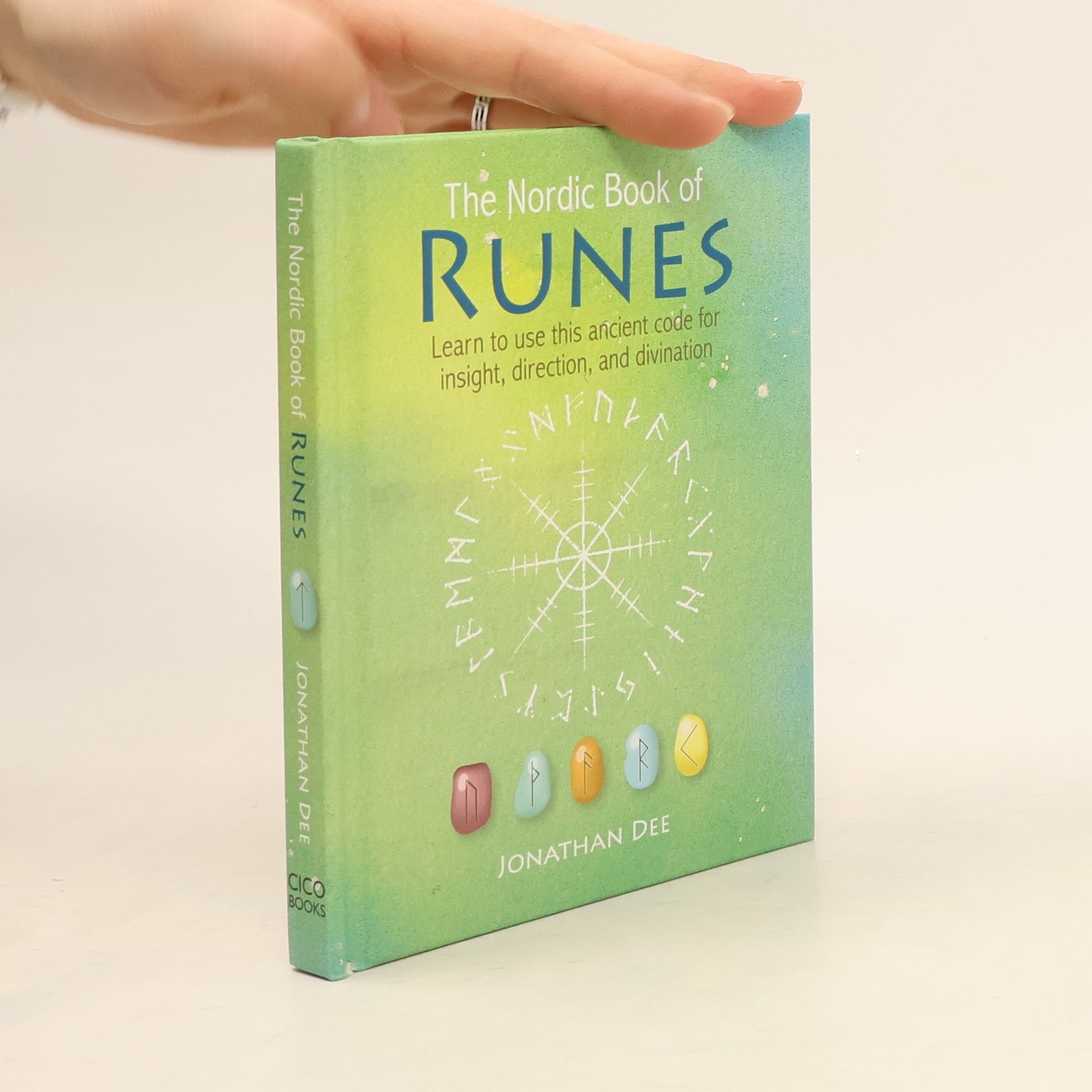 Jonathan Dee The Nordic Book of Runes