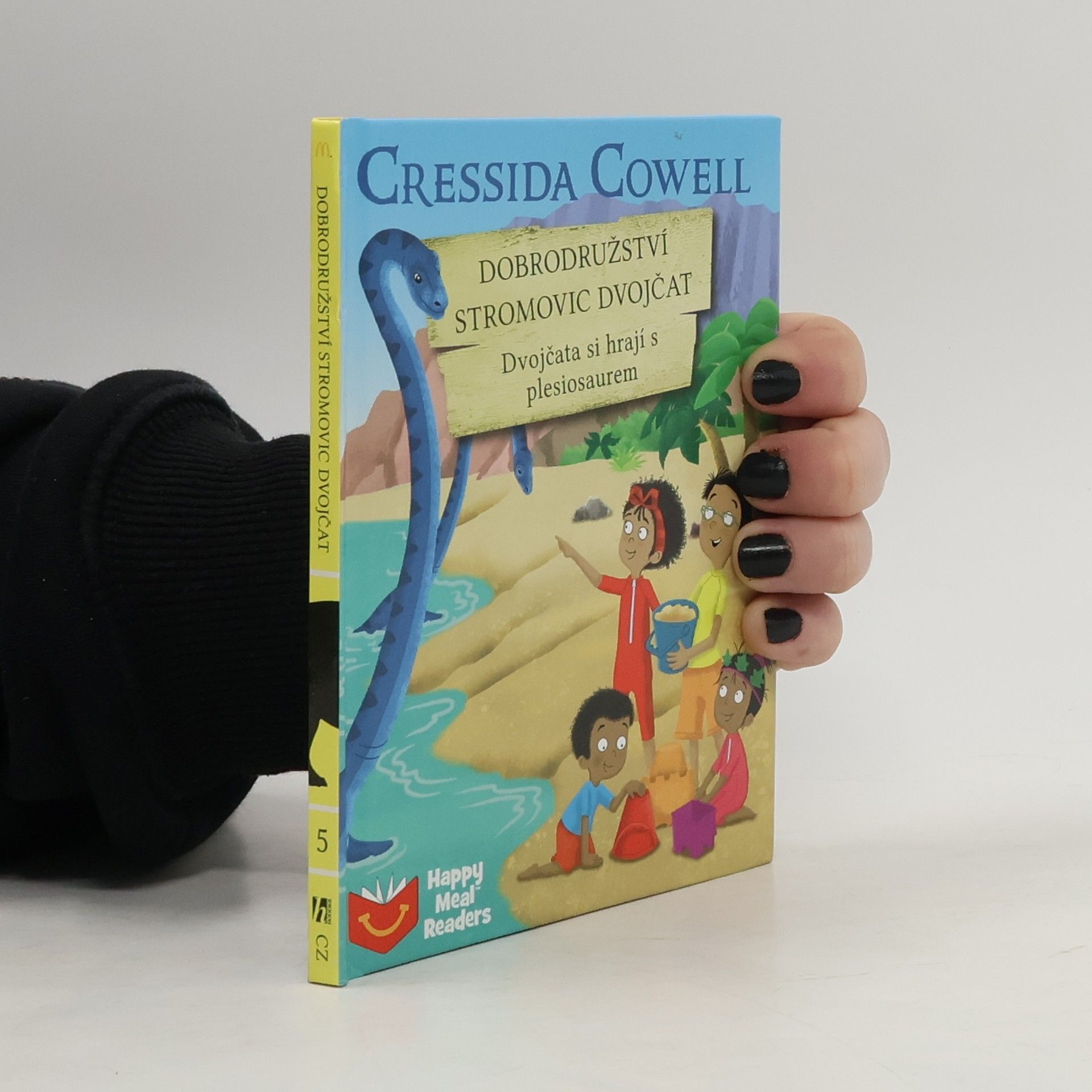 Cressida Cowell Dobrodružství Stromovic dvojčat. Dvojčata si hrají s plesiosaurem