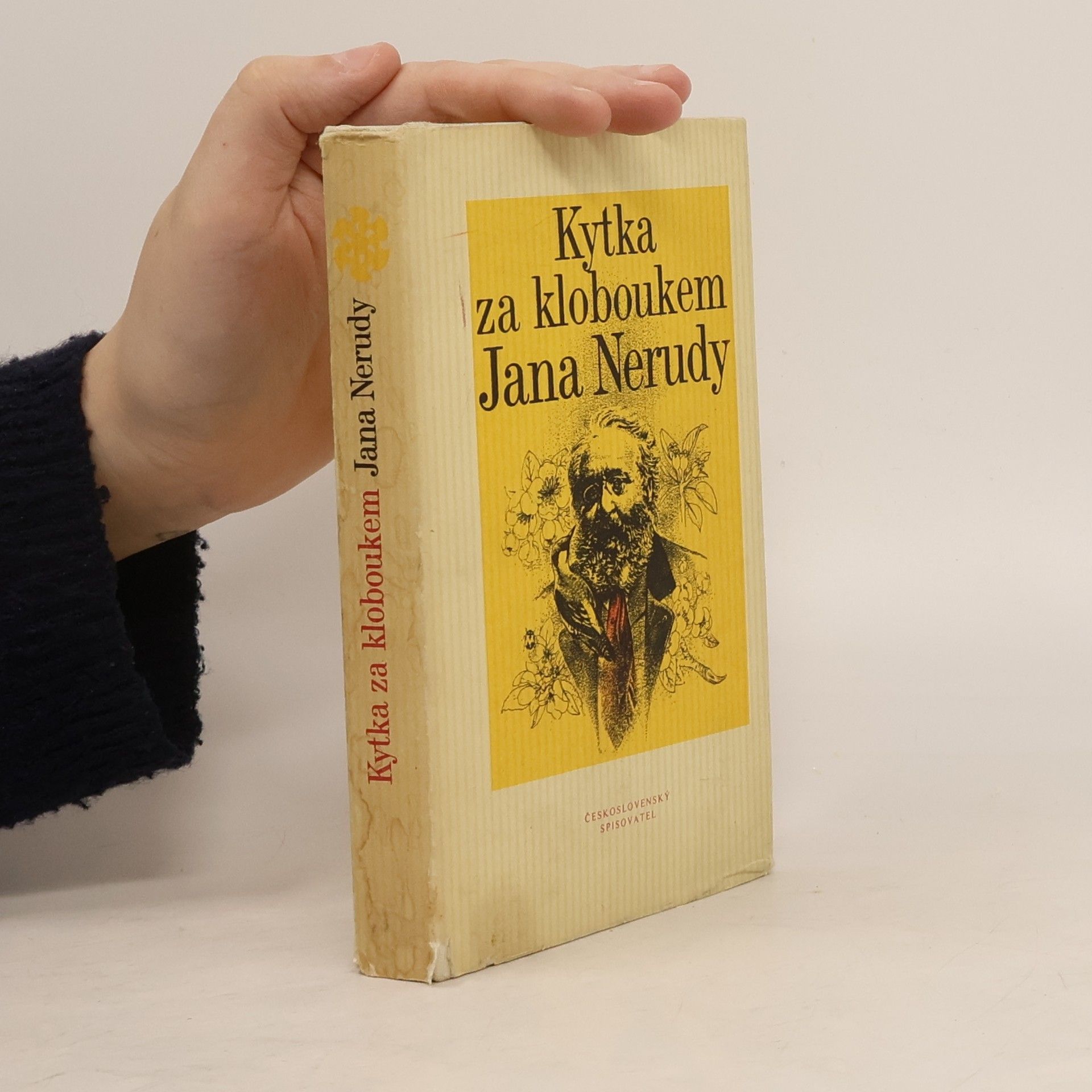 Kytka za kloboukem Jana Nerudy