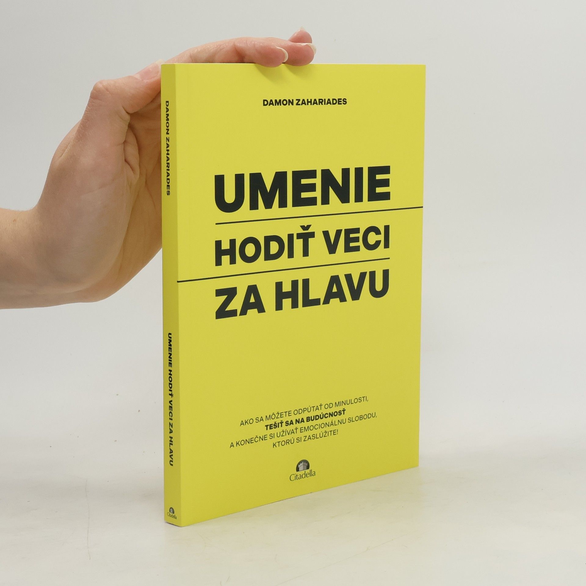 Umenie hodiť veci za hlavu