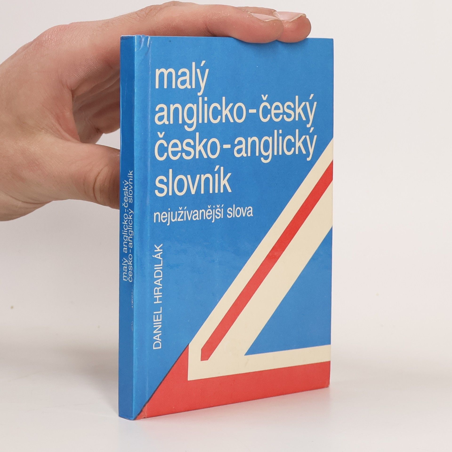 Daniel Hradilák Malý anglicko-český, česko-anglický slovník: Nejužívanější slova