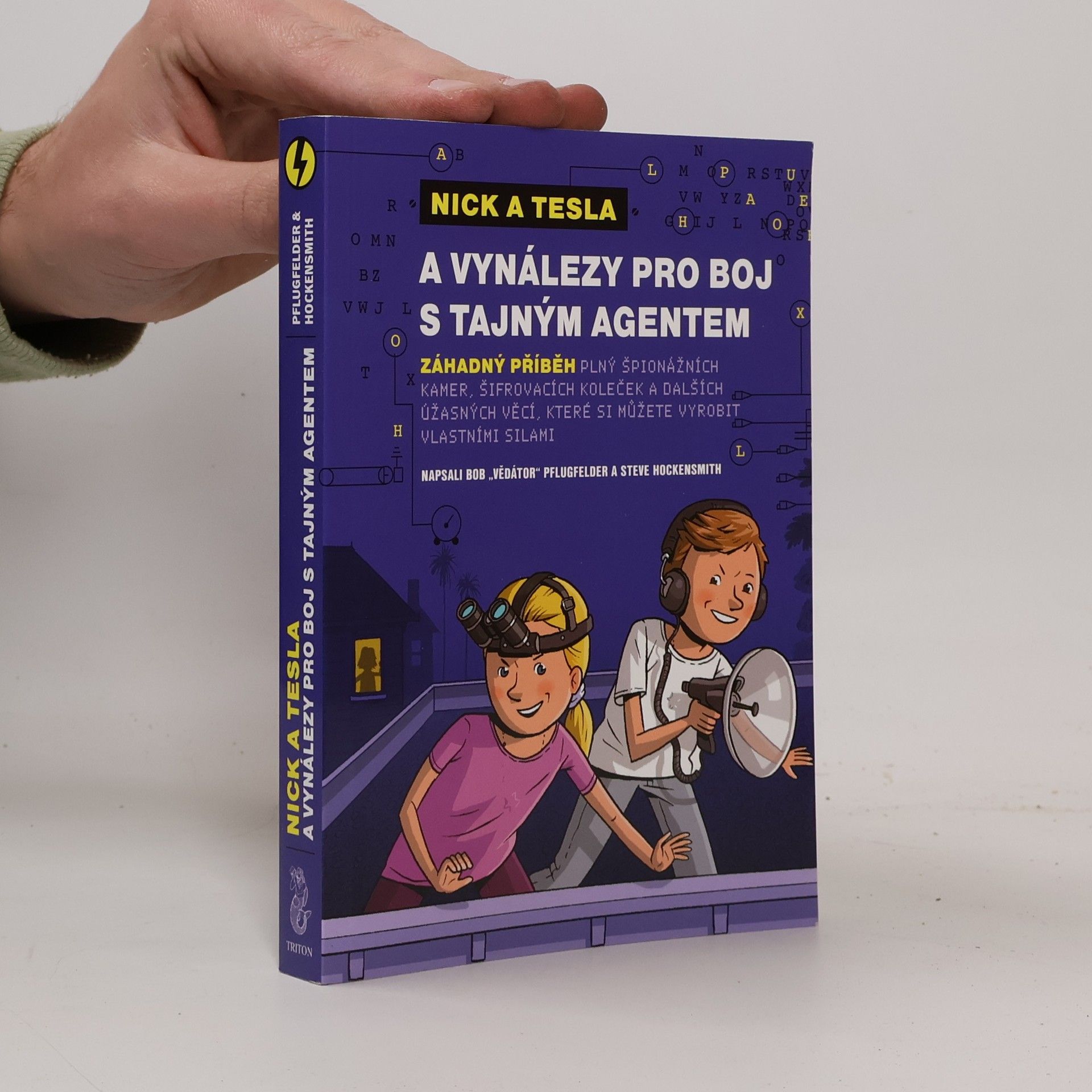 Nick a Tesla a vynálezy pro boj s tajným agentem