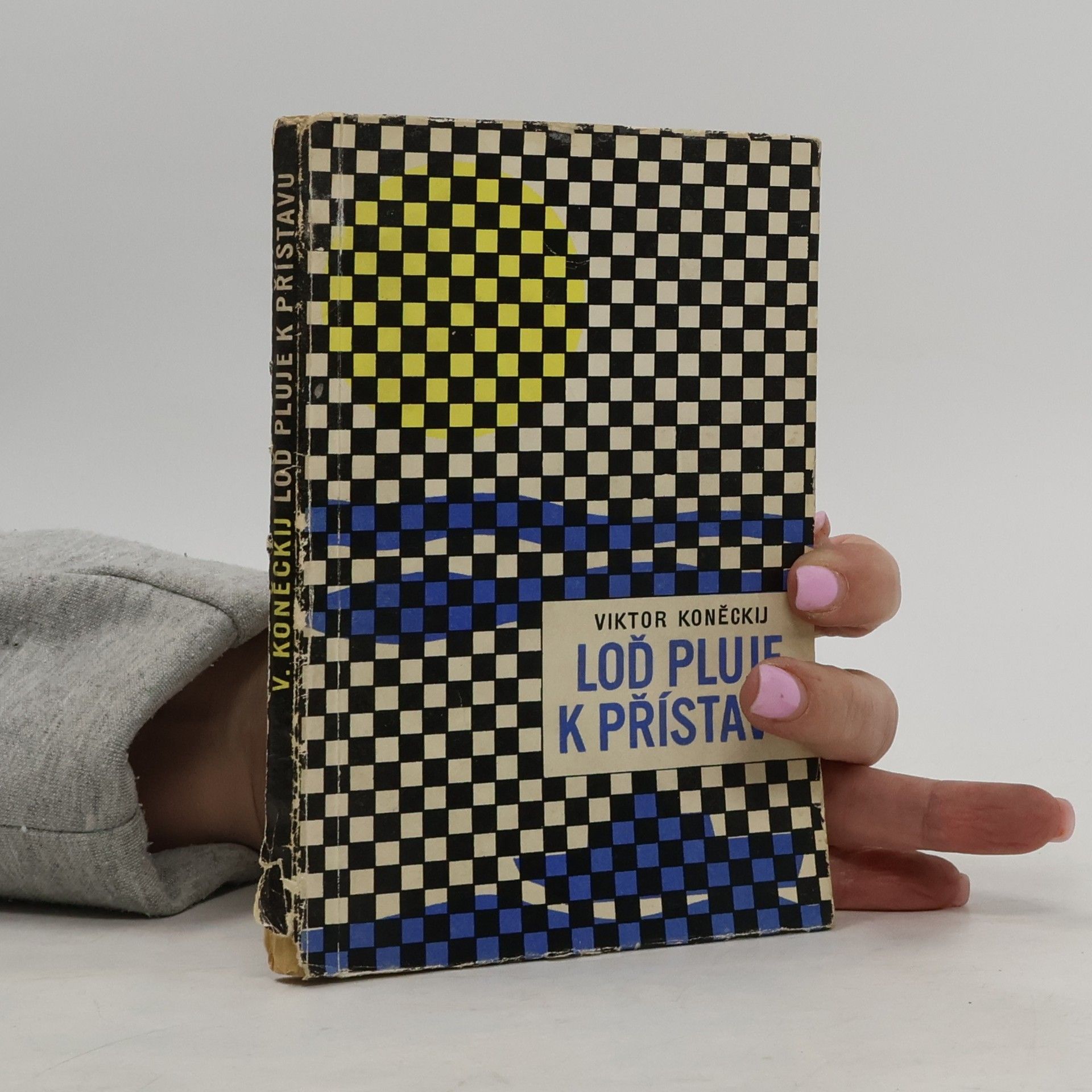 Loď pluje k přístavu