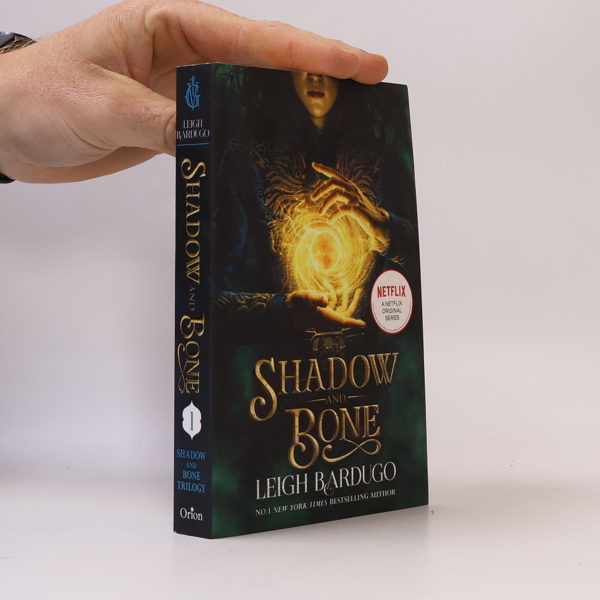 Leigh Bardugo Shadow and bone