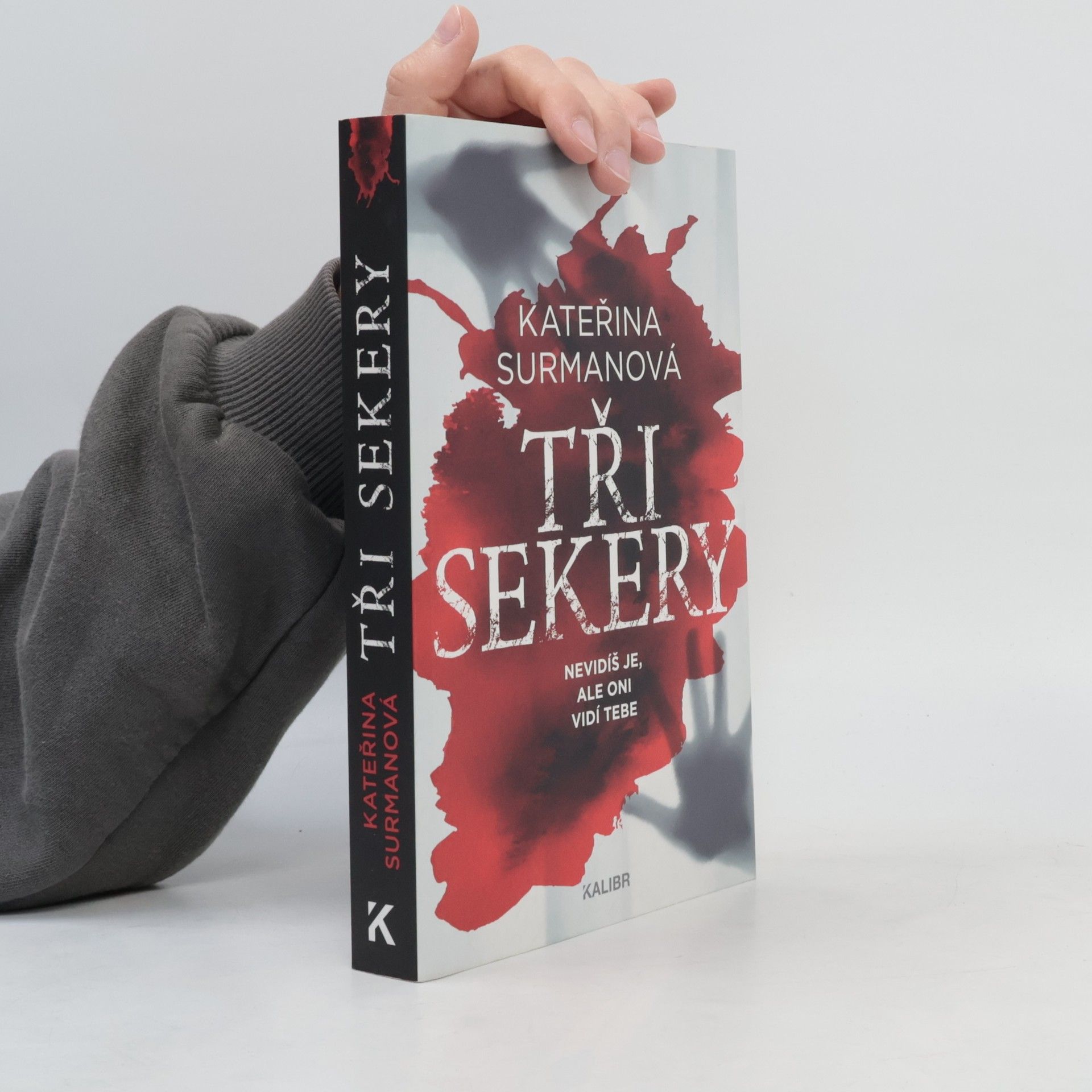 Kateřina Surmanová Tři Sekery. Nevidíš je, ale oni vidí tebe