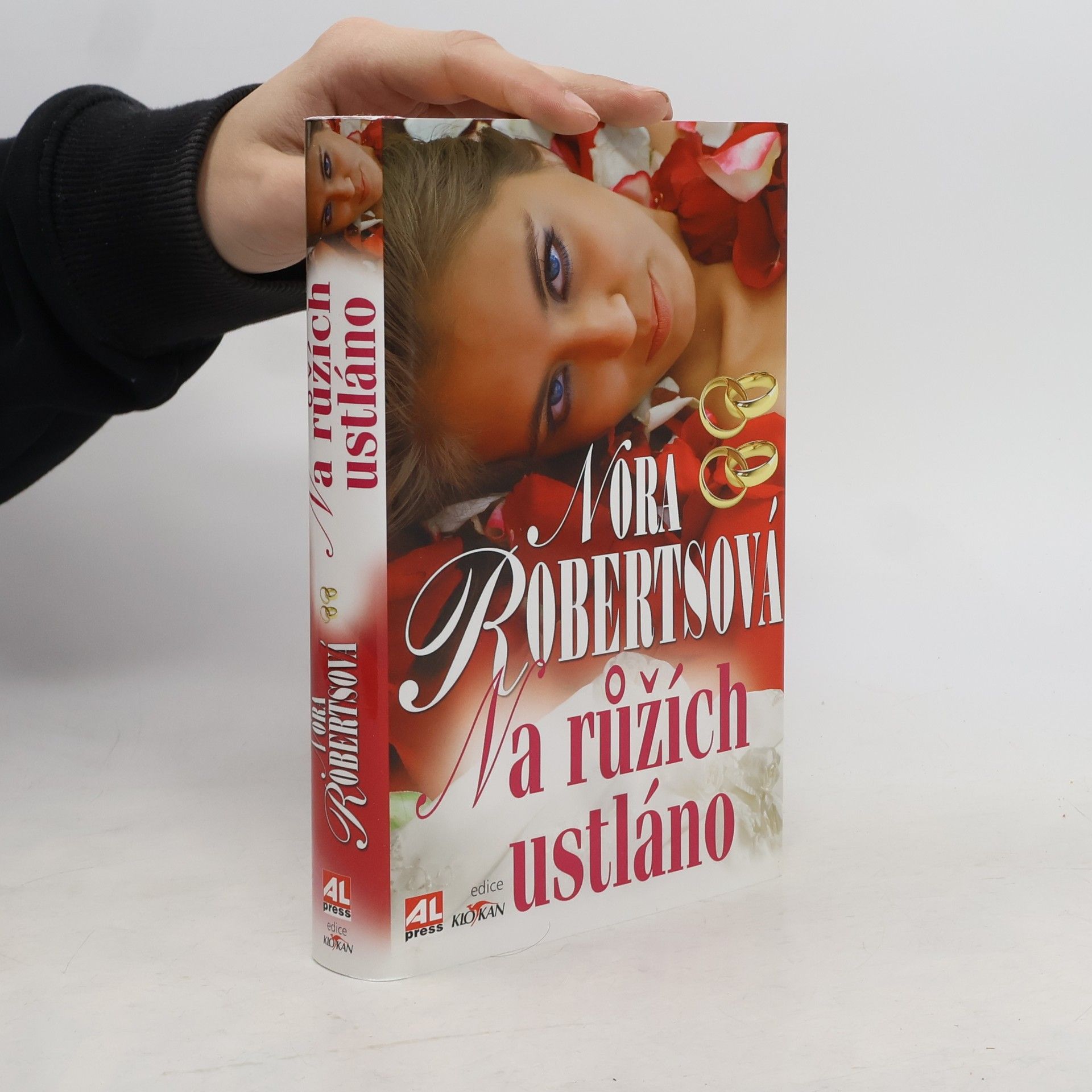 Nora Roberts Na růžích ustláno