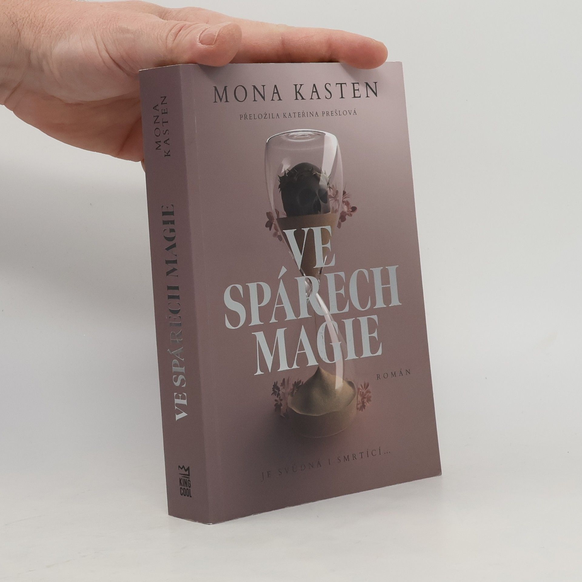 Mona Kasten Ve spárech magie