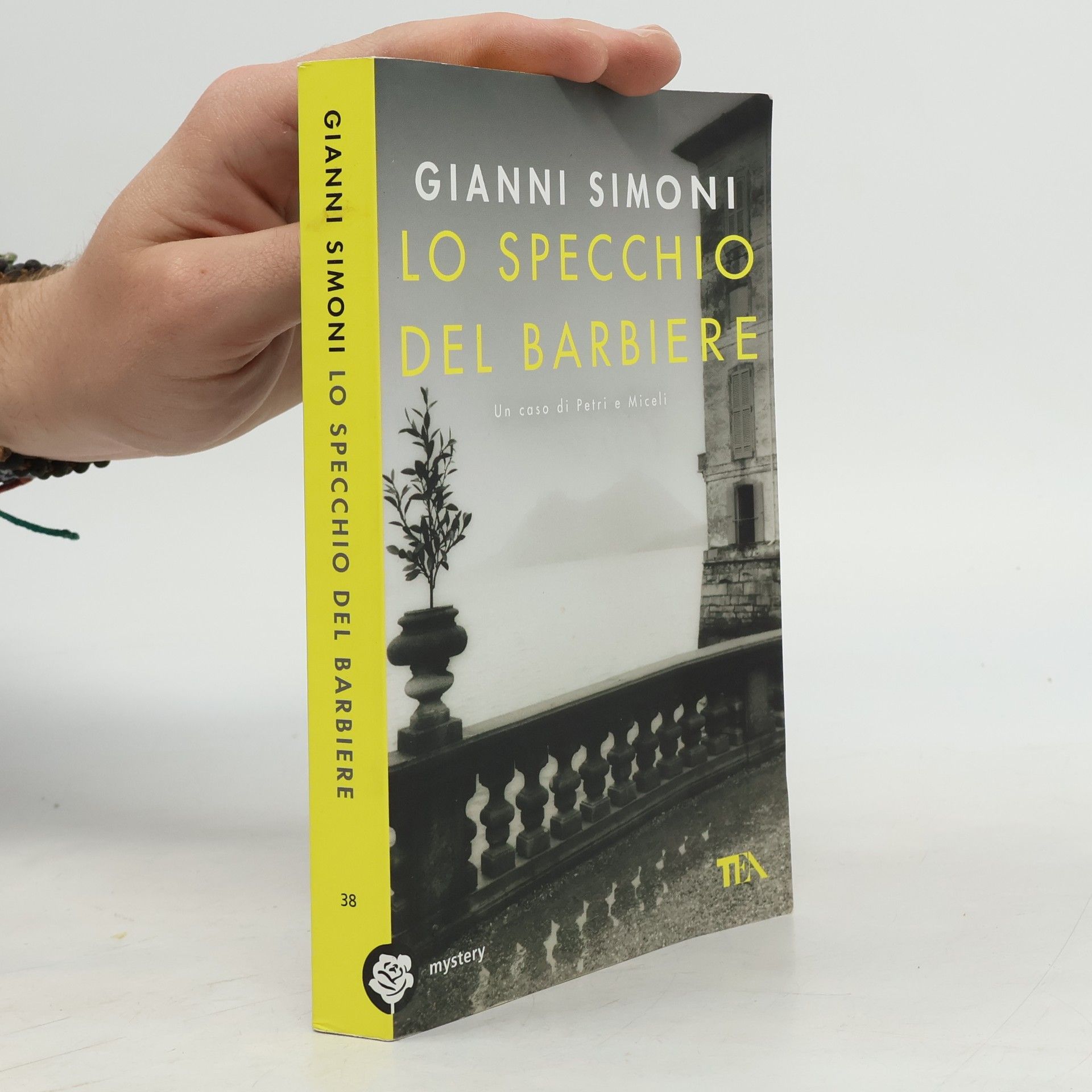 Gialli TEA - 38: Lo specchio del barbiere. Un caso di Petri e Miceli