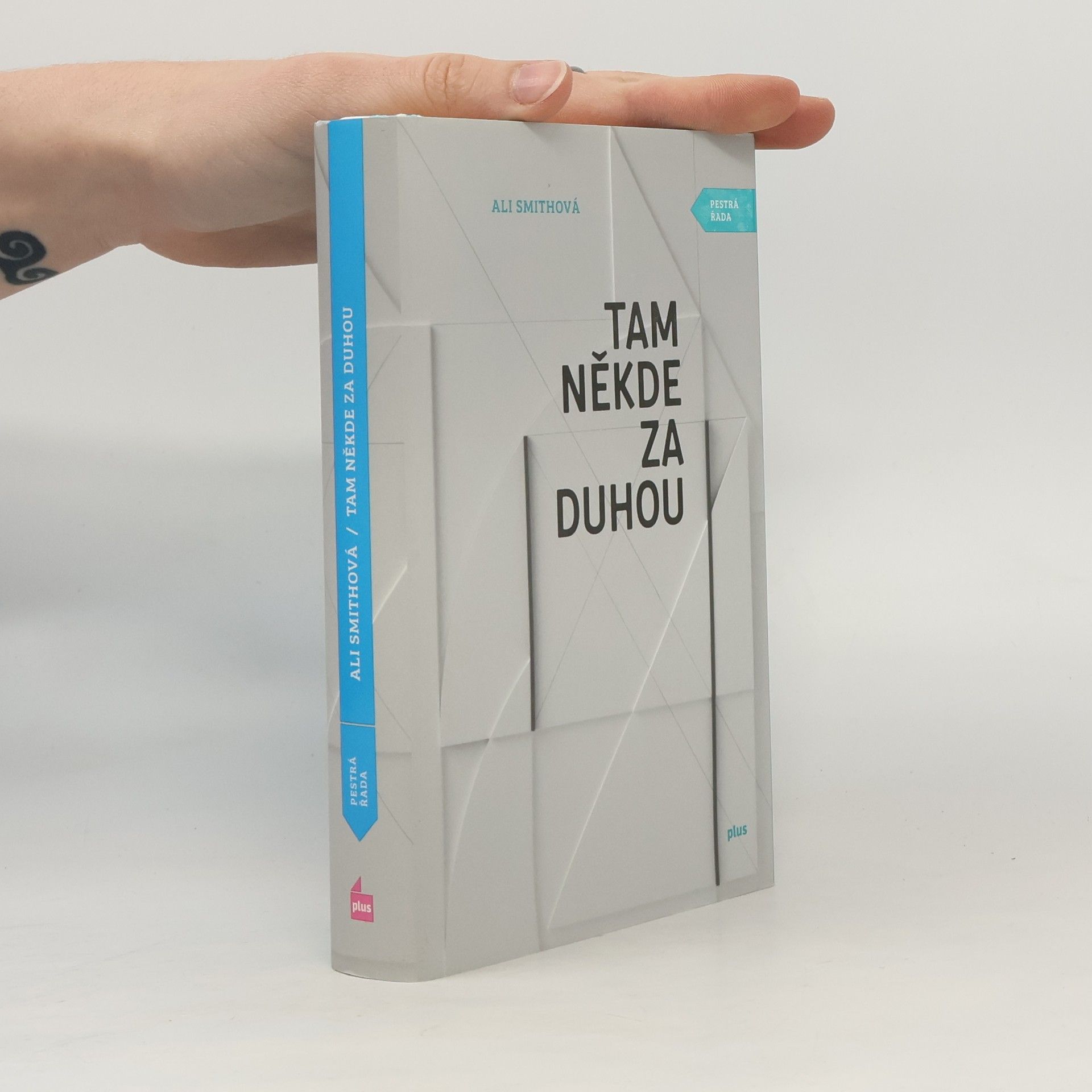 Ali Smith Tam někde za duhou