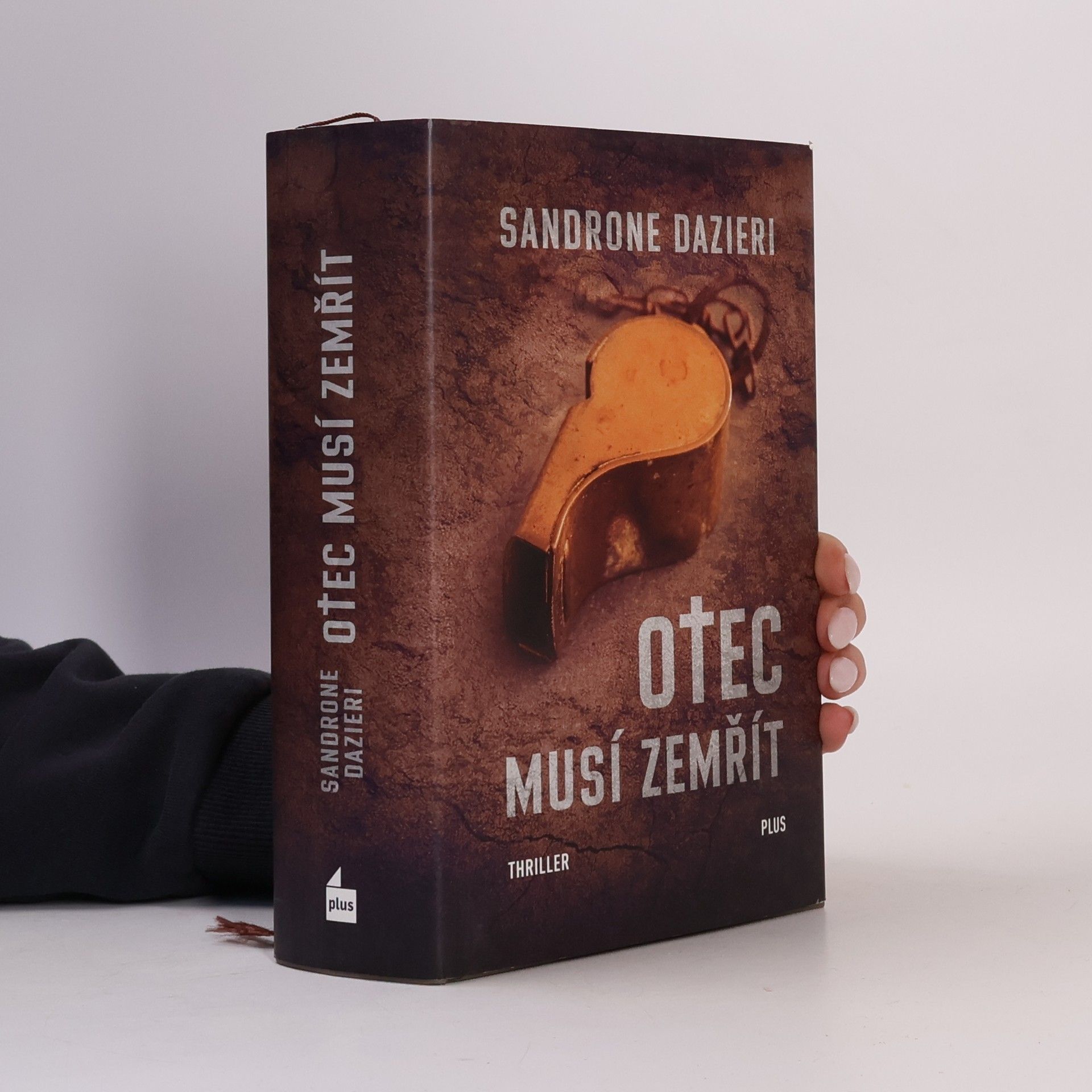 Sandrone Dazieri Otec musí zemřít