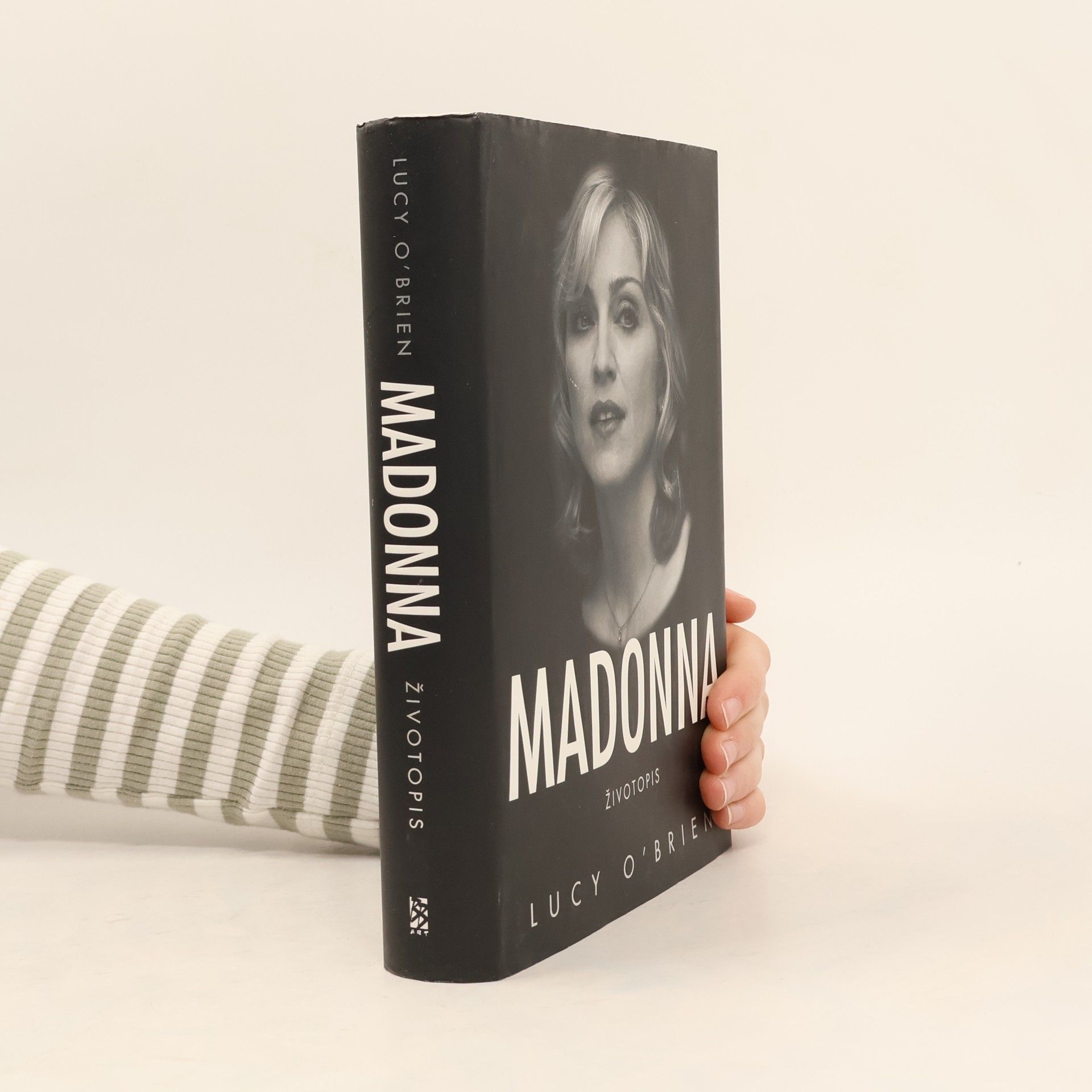 Lucy O'Brien Madonna. Životopis