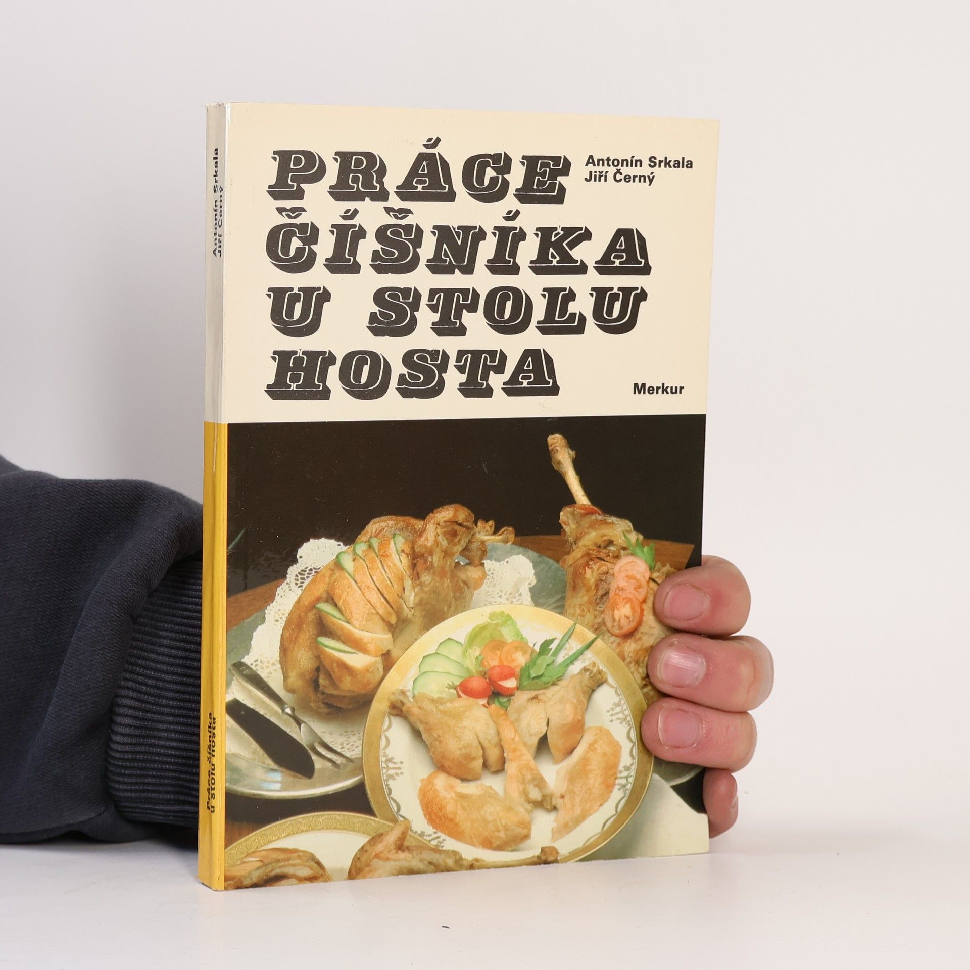 Práce číšníka u stolu hosta