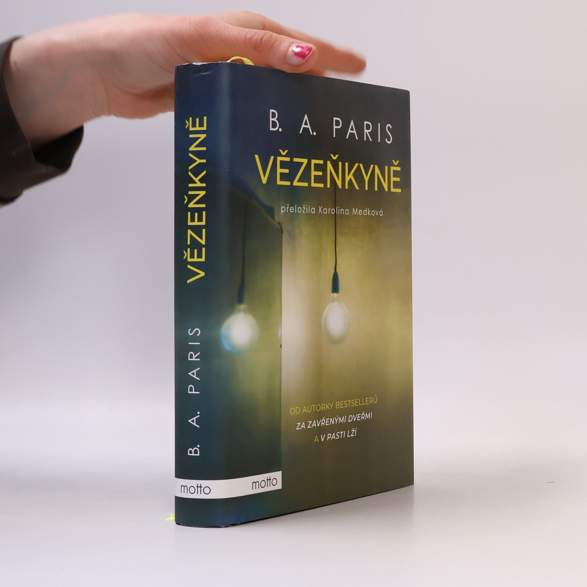 B. A. Paris Vězenkyně