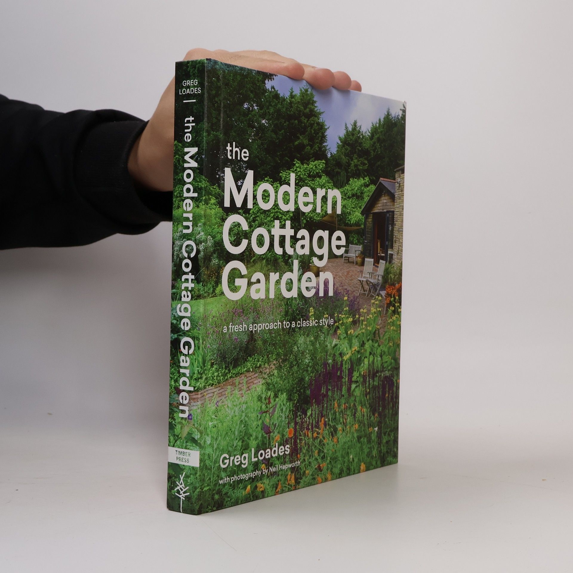 Greg Loades Modern Cottage Garden: A Fresh Approach to a Classic Style
