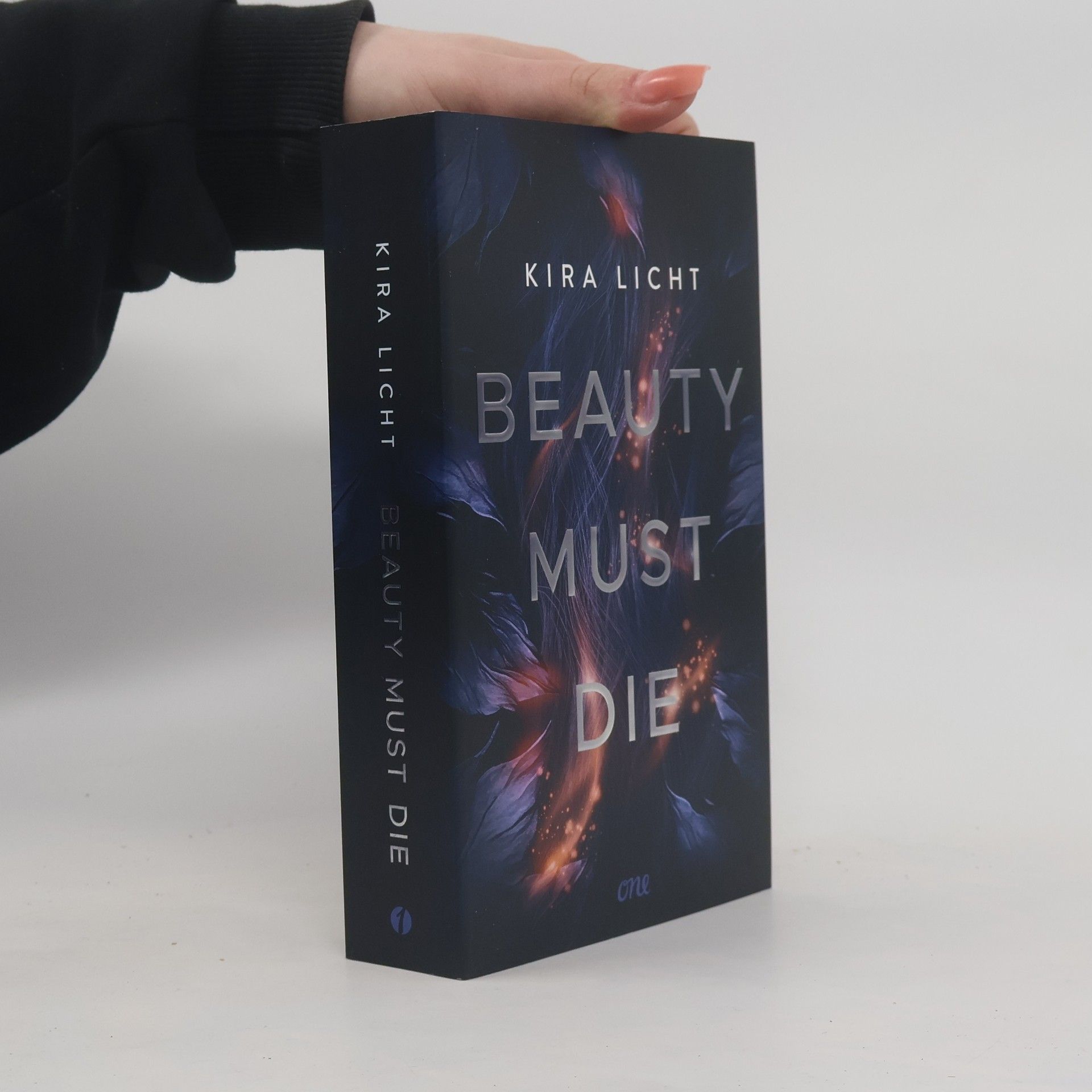 Kira Licht Beauty Must Die