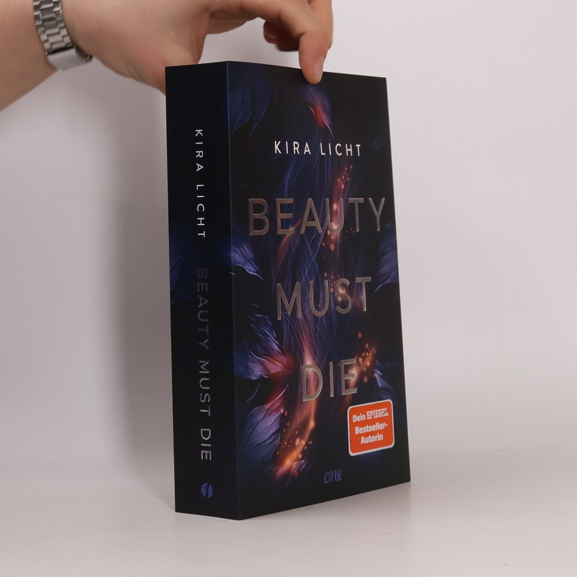 Kira Licht Beauty Must Die