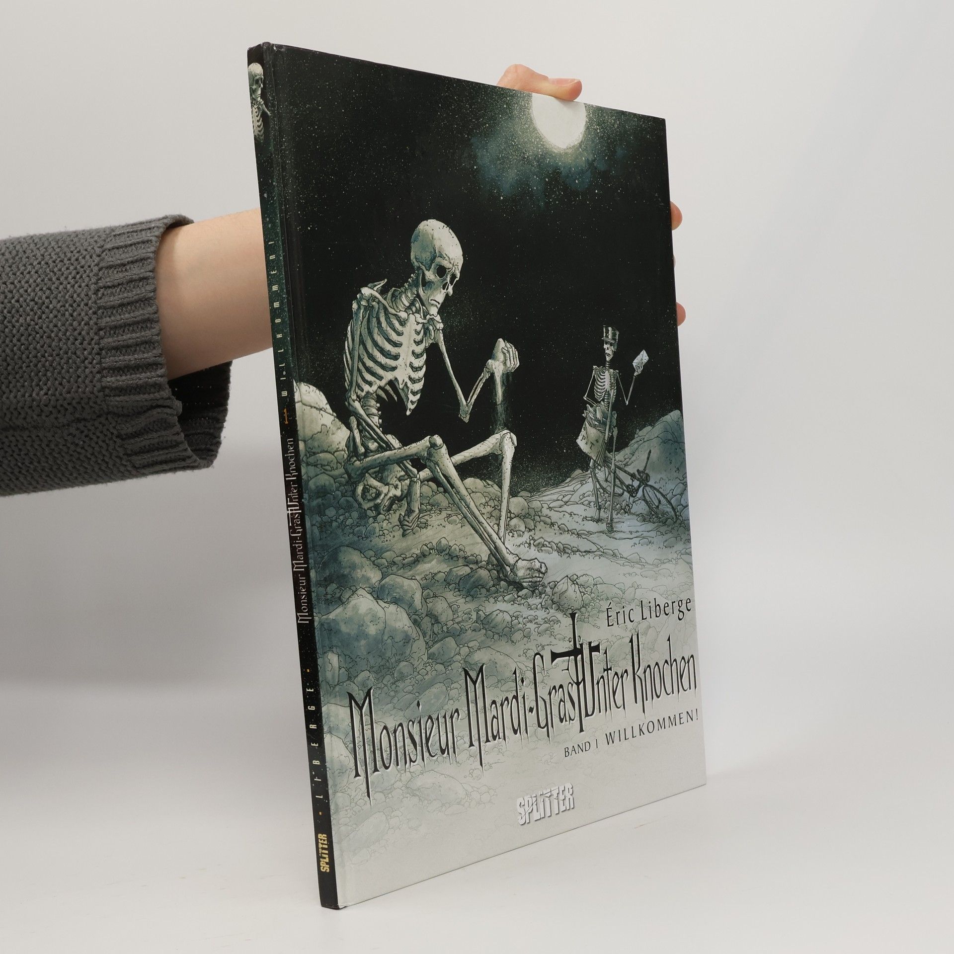 Monsieur Mardi-Gras unter Knochen