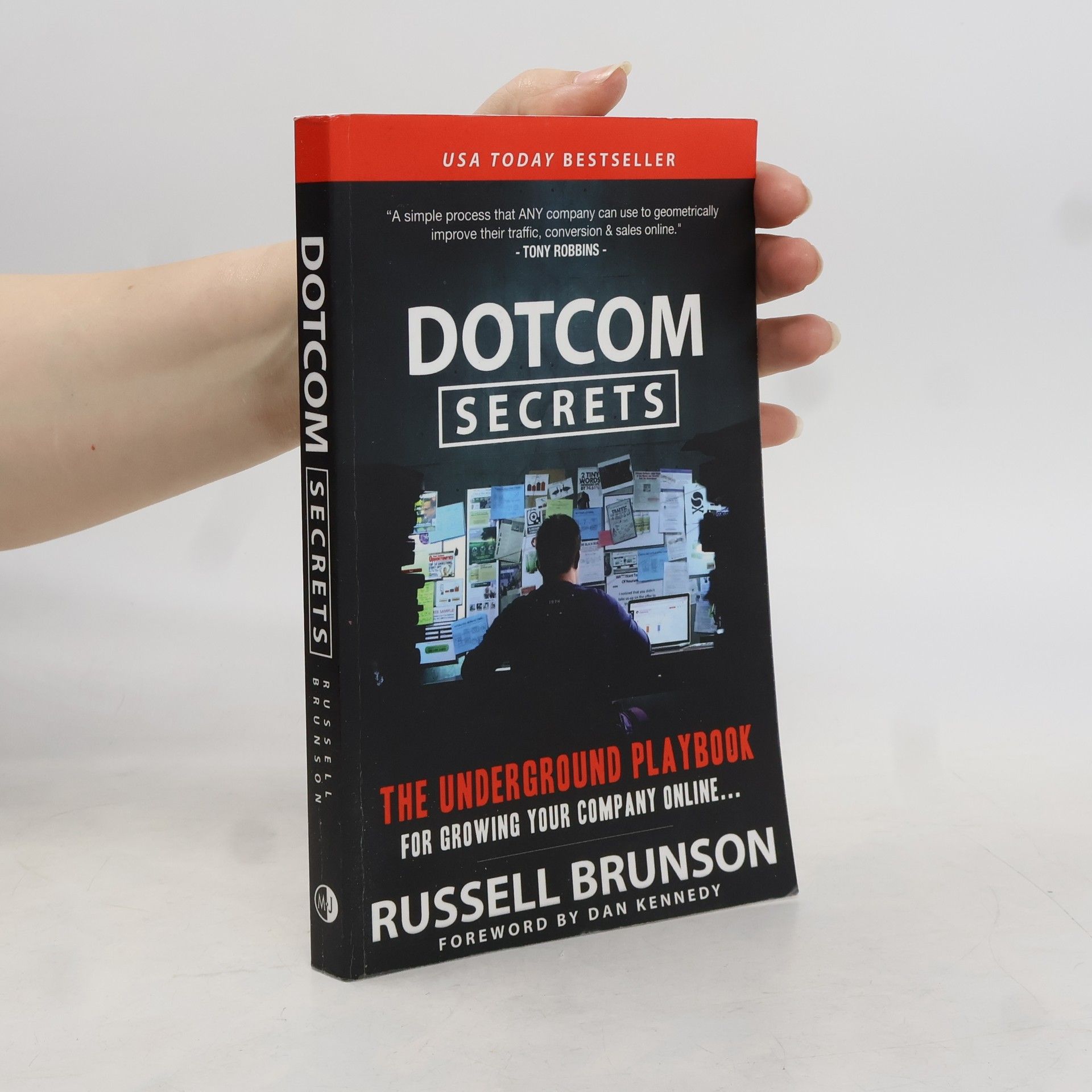 Russell Brunson Dotcom secrets. The underground playbook for growing your company online