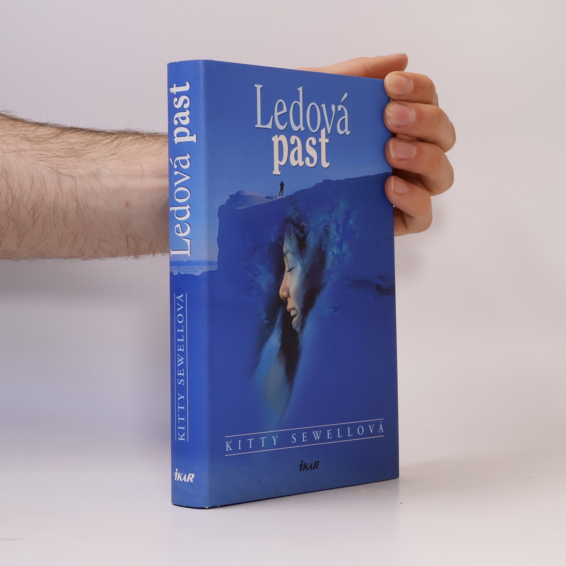 Kitty Sewell Ledová past