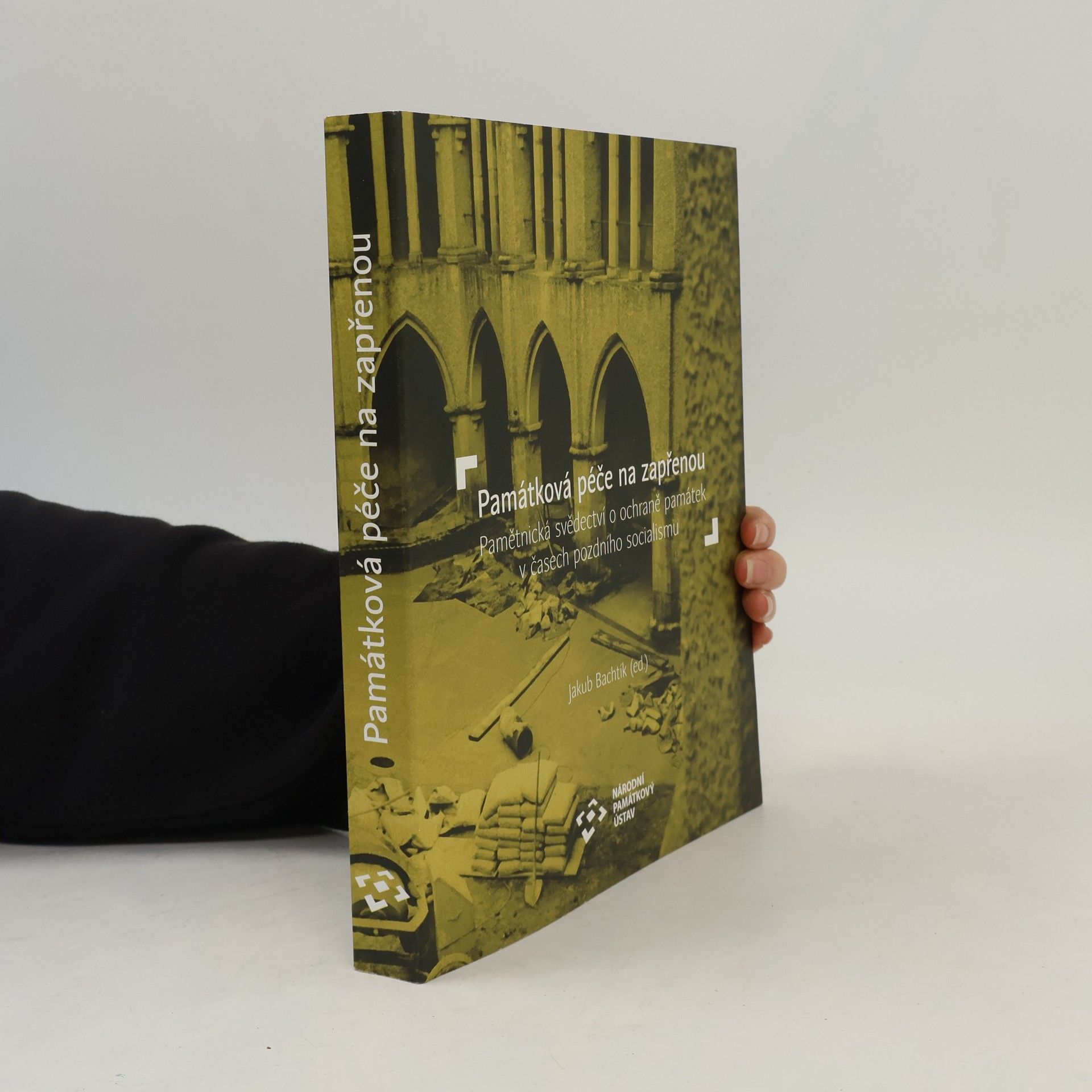 Jakub Bachtík Památková péče na zapřenou: Pamětnická svědectví o ochraně památek v časech pozdního socialismu