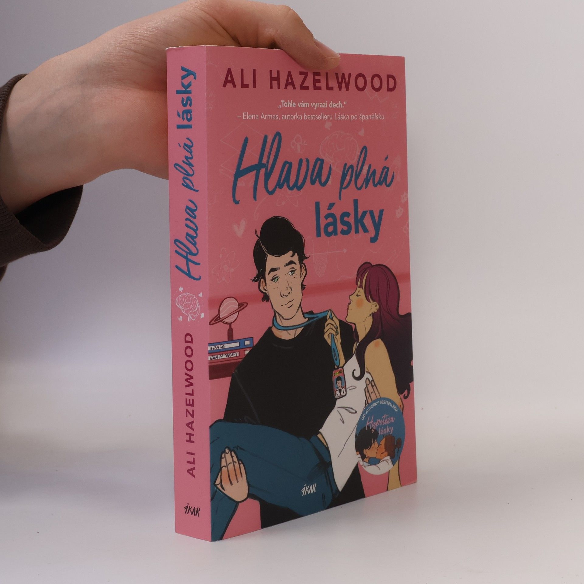 Ali Hazelwood Hlava plná lásky