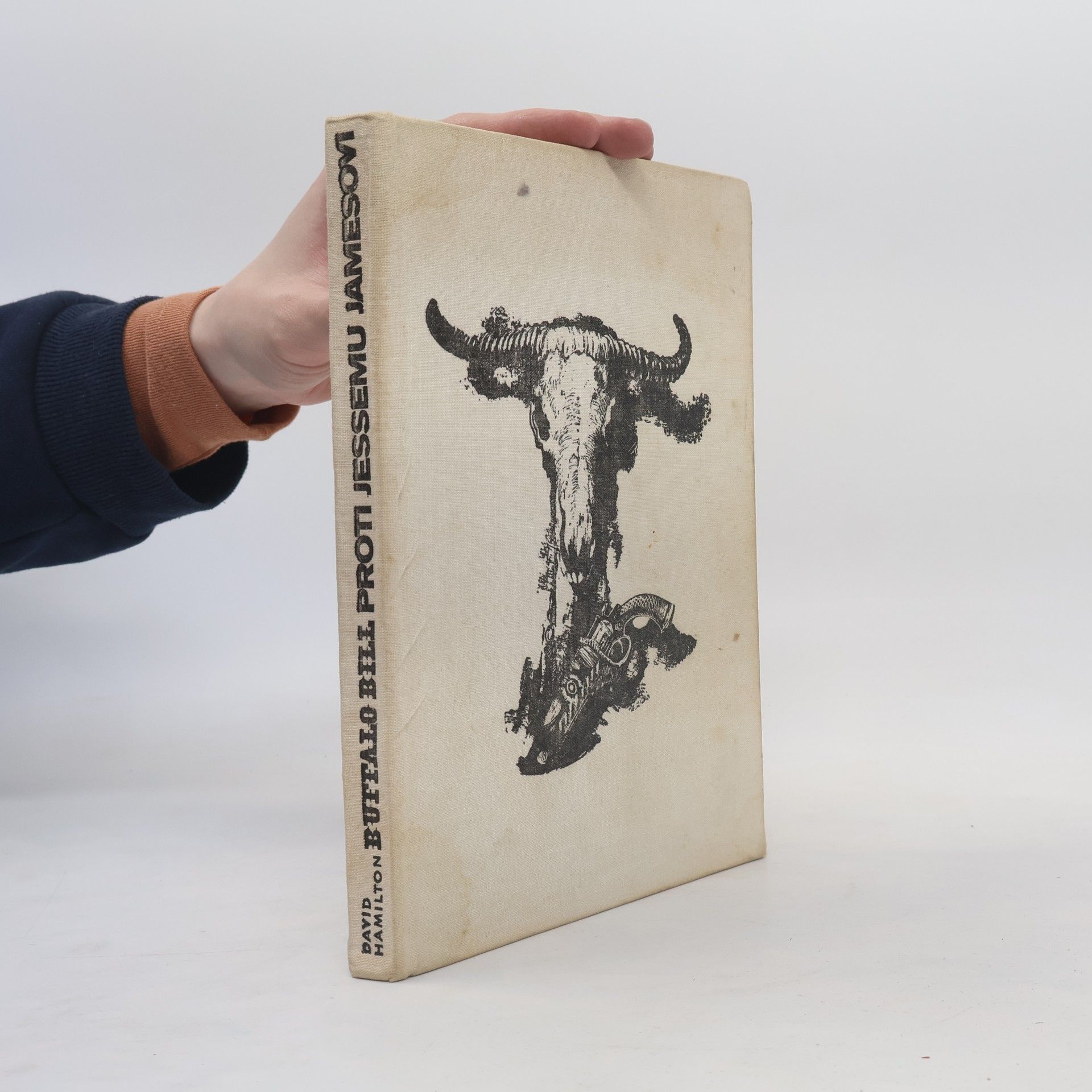 David Hamilton Buffalo Bill proti Jessemu Jamesovi